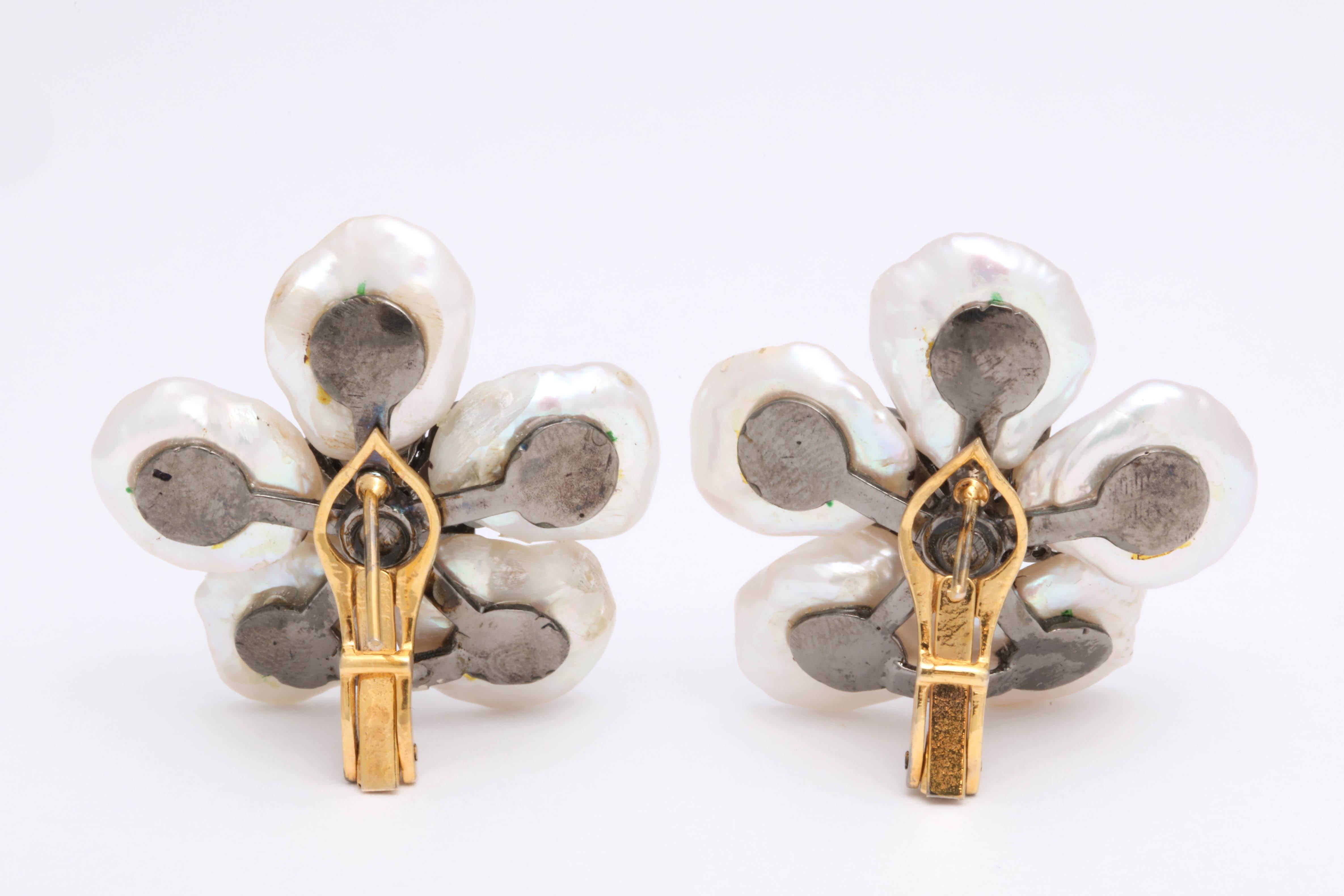 Donna Pearl Leaf and Diamond Flower Earring in vendita