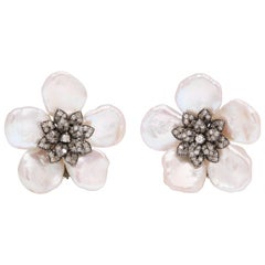 Boucles d'oreilles fleur en forme de feuille de perle et diamants