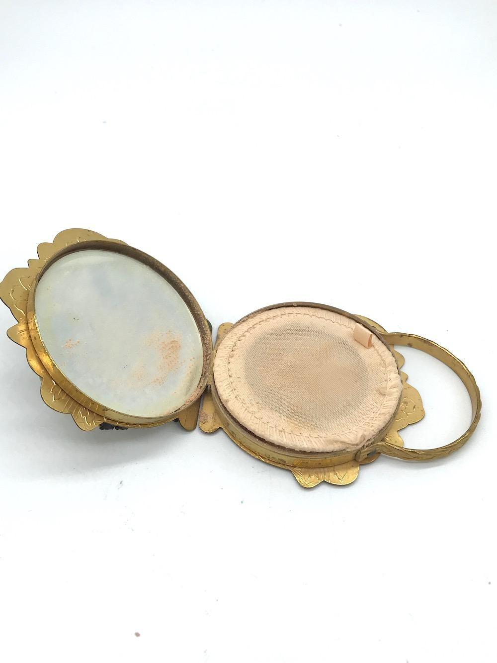 Pearl, MakeUp Compact, Flower Purse 18th Century
8 clusters of pearls on etched case above rhinestone rows set in prongs. The pearls are imitation. Circa 18th Century. Compact includes original powder puff and mirror. Brass base metal
GIA Gemologist