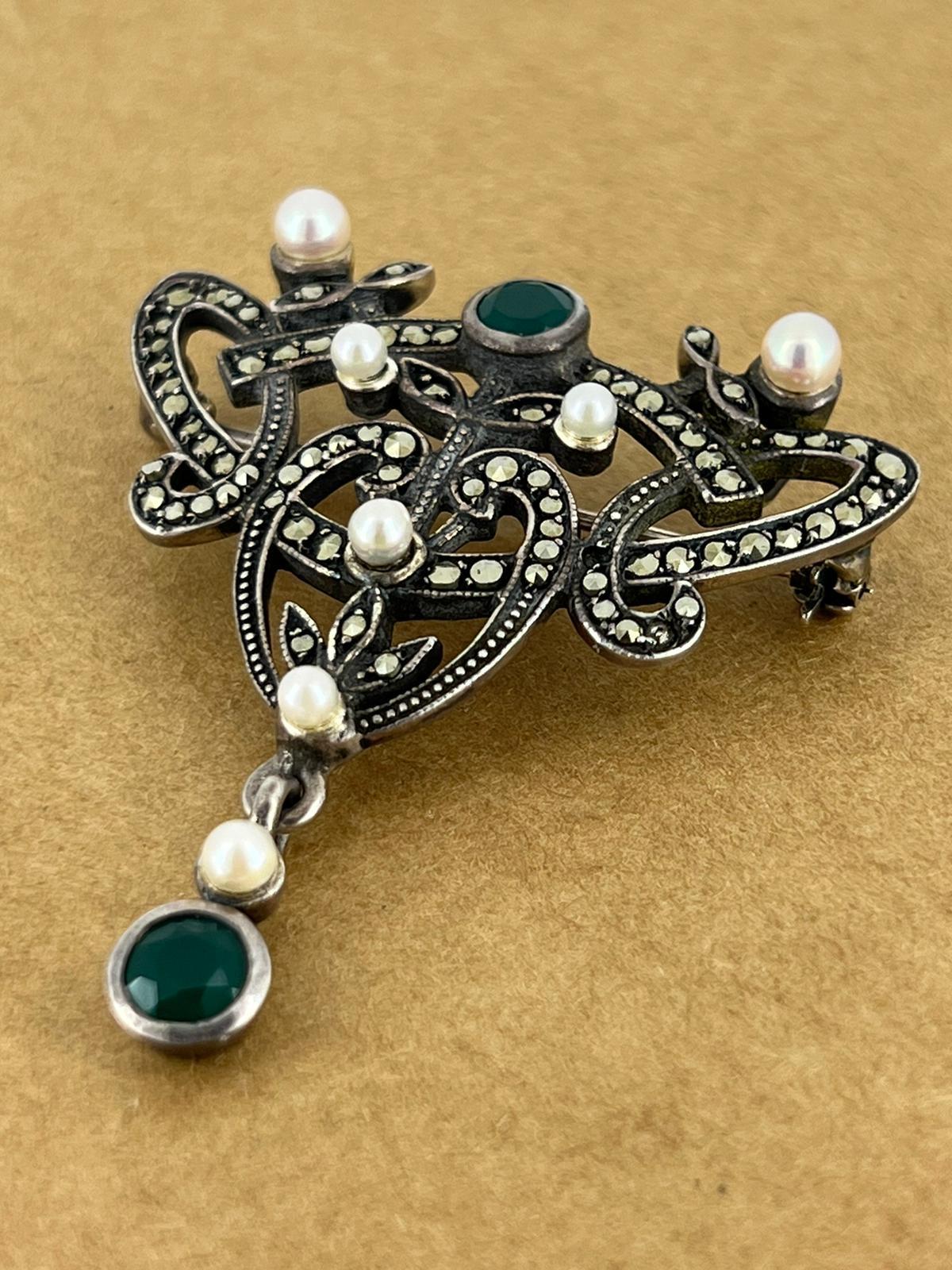 Round Cut Pearl, Marcasite & Emerald 925 Silver Renaissance Style Vintage Pendant / Brooch For Sale