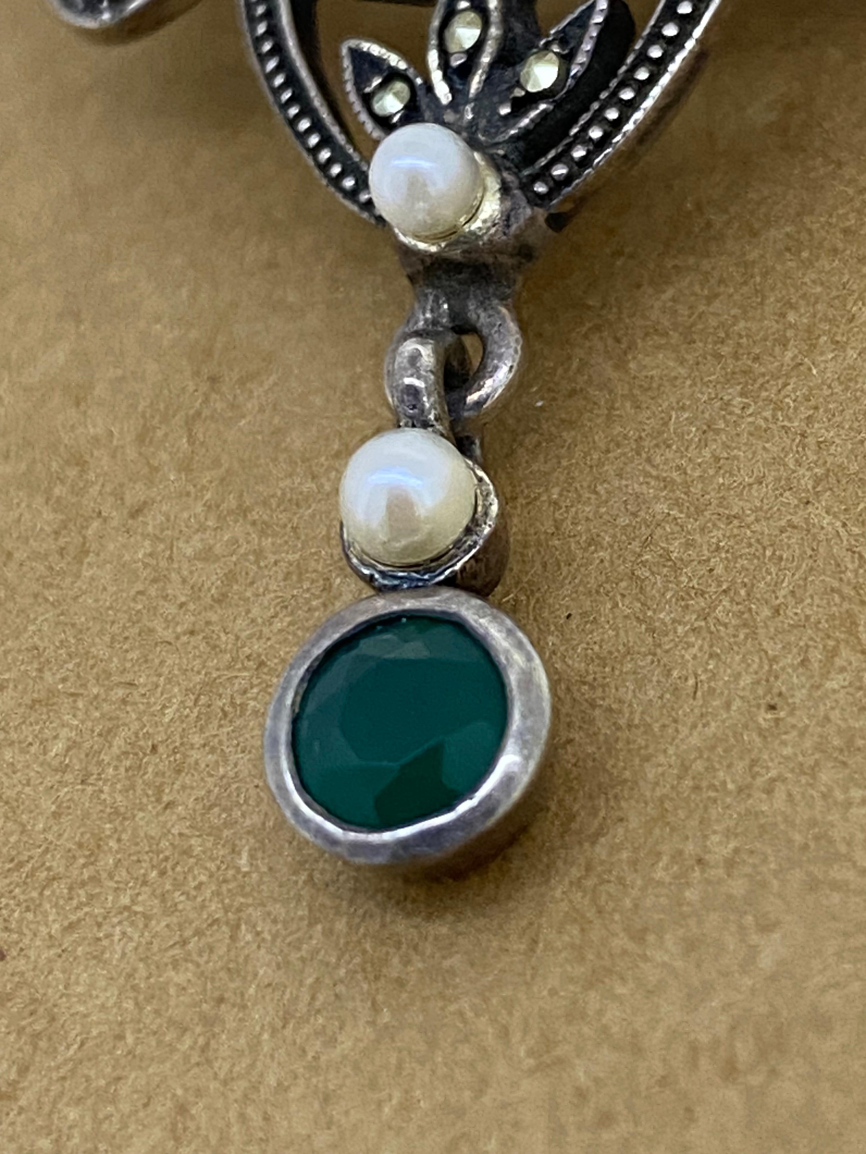 Pearl, Marcasite & Emerald 925 Silver Renaissance Style Vintage Pendant / Brooch For Sale 3