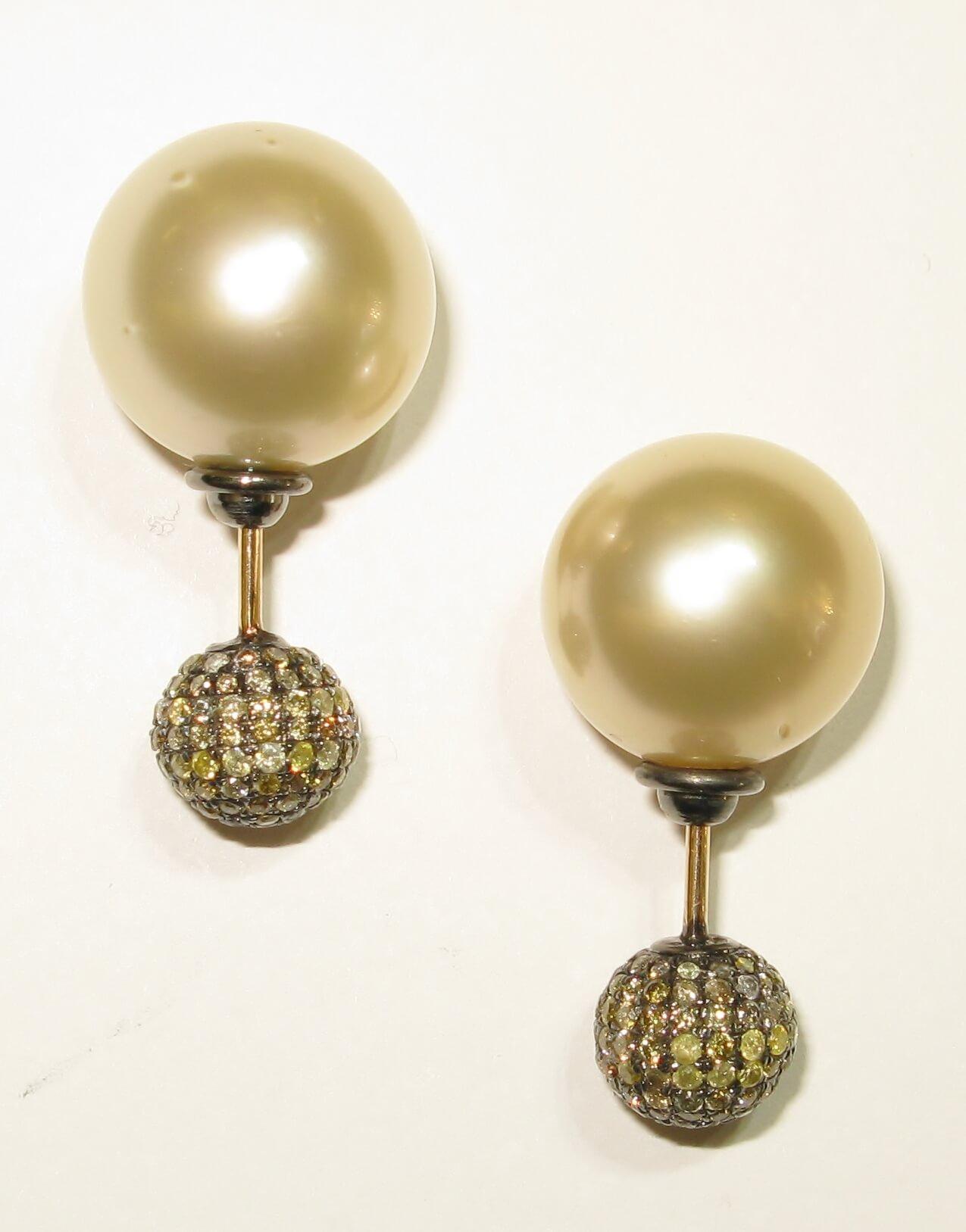 Perlen- und Mikro-Pavé-Diamant-Kugel Tunnel-Ohrring aus 14k Gold Damen im Angebot