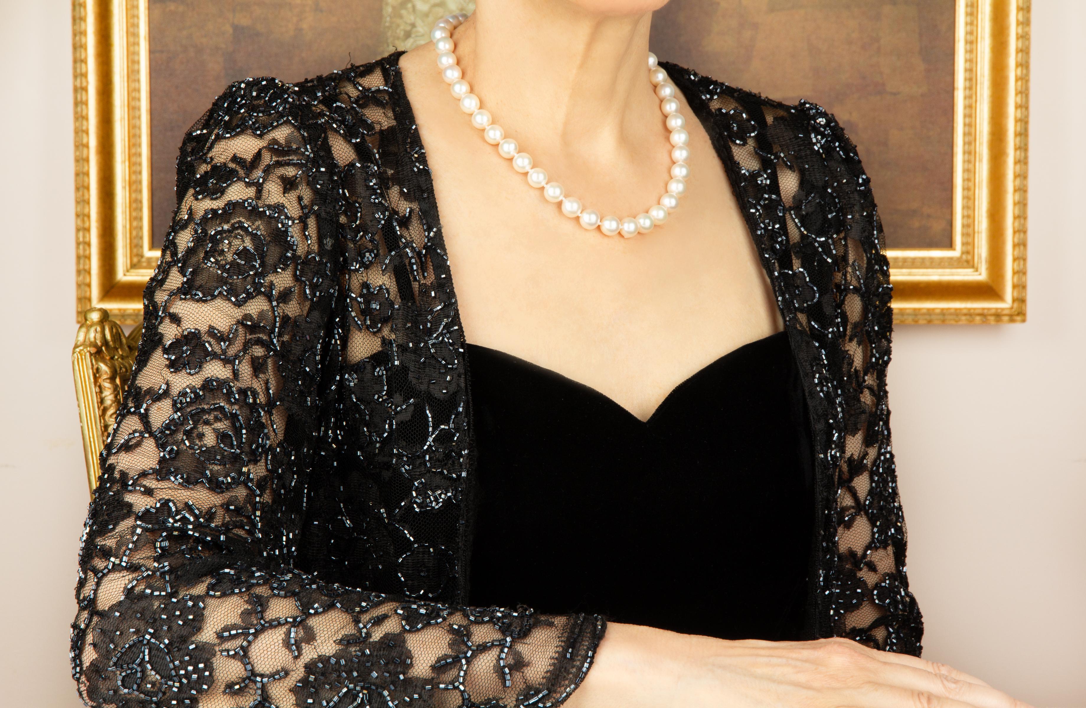 The Japanese pearl necklace consists of 43 pearls of splendid nacre, lustre, and iridescence. The Akoya pearls are homogeneous and have the rare size of 10/9.5mm in diameter, for a total length of 18”. The strand is held together by an original Ella