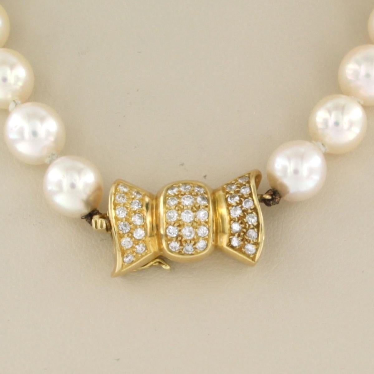 Pearl necklace and 18k yellow gold lock with brilliant cut diamonds up to 0.37ct In Excellent Condition For Sale In The Hague, ZH