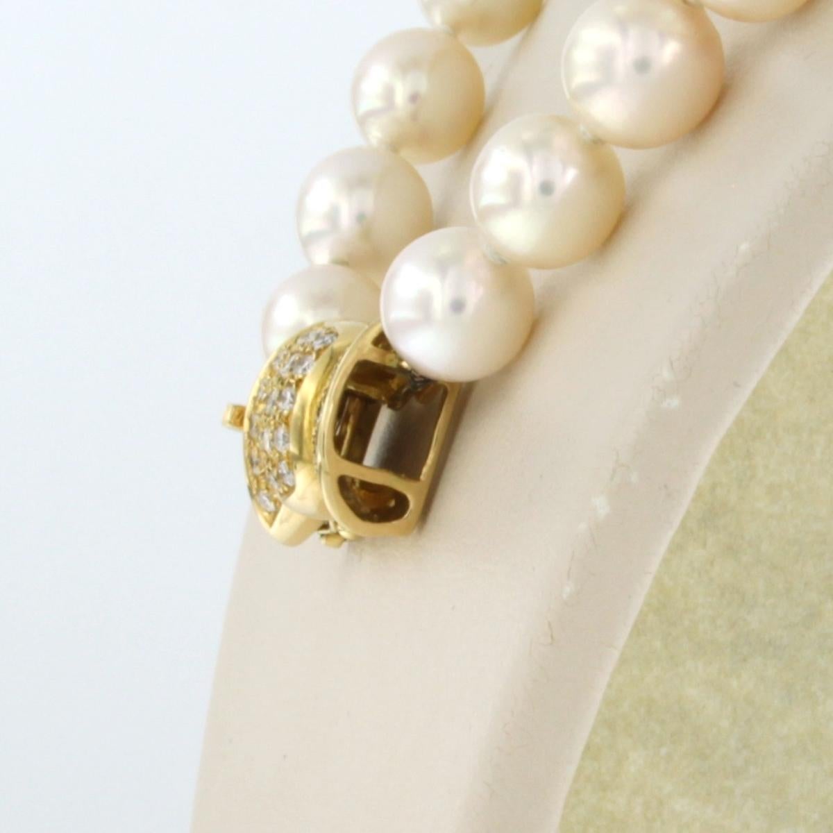 Women's Pearl necklace and 18k yellow gold lock with brilliant cut diamonds up to 0.37ct For Sale