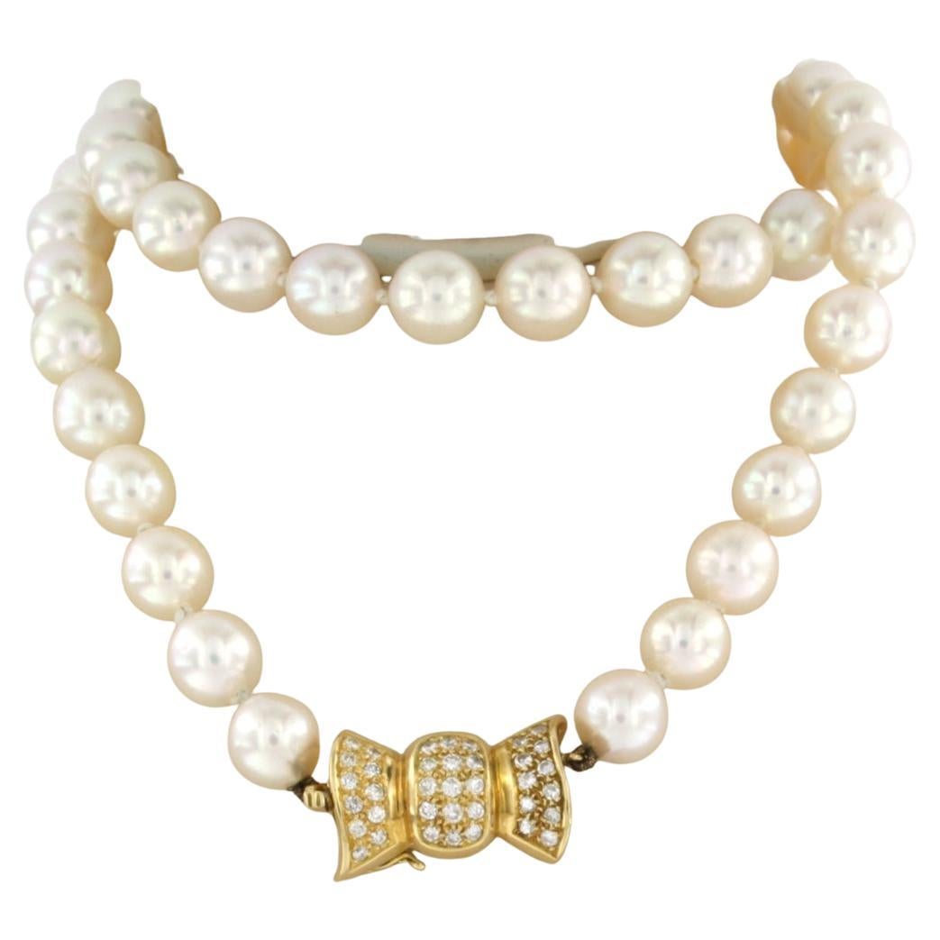 Pearl necklace and 18k yellow gold lock with brilliant cut diamonds up to 0.37ct For Sale