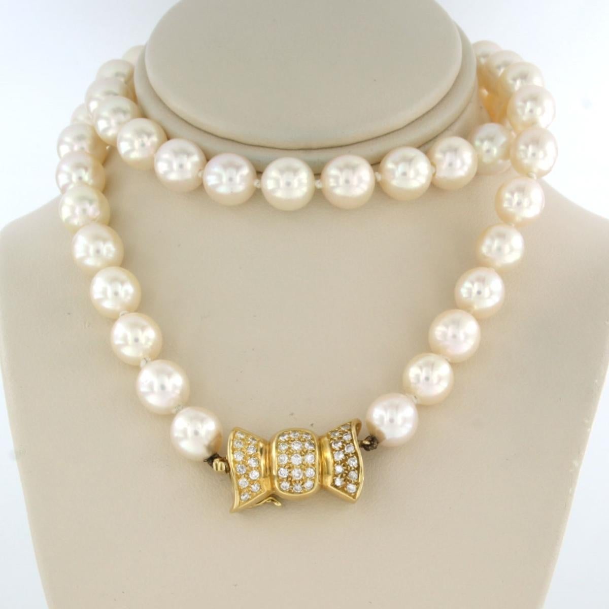 Pearl necklace with 18k yellow gold clasp set with brilliant cut diamonds up to. 0.37 ct - G/H - SI - 50 cm

detailed description:

length of the necklace is 50 cm long

the dimensions of the lock are 2.0 cm by 1.2 cm wide

estimated weight of the