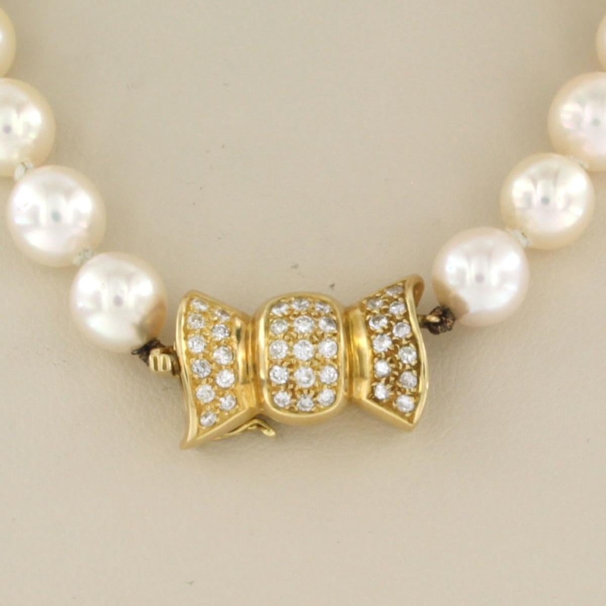Pearl Necklace and gold lock with diamonds 18k yellow gold In Excellent Condition For Sale In The Hague, ZH