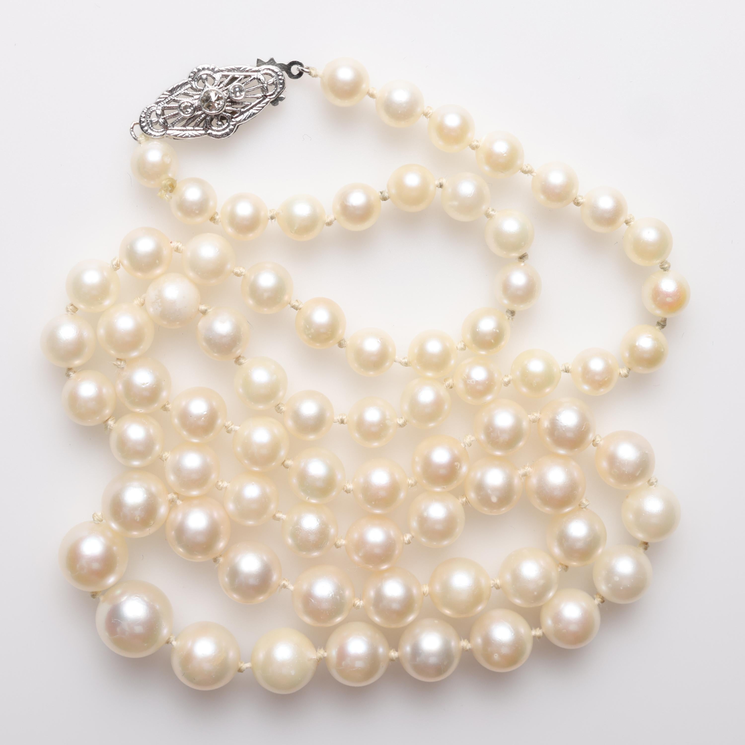 Questa collana di perle Akoya coltivate del 1940 mette in mostra 73 perle Akoya coltivate giapponesi luminose e assolutamente splendide. Con dimensioni che vanno da 5,29 mm a 8,86 mm, questa collana era ovviamente destinata a mostrare lo splendore