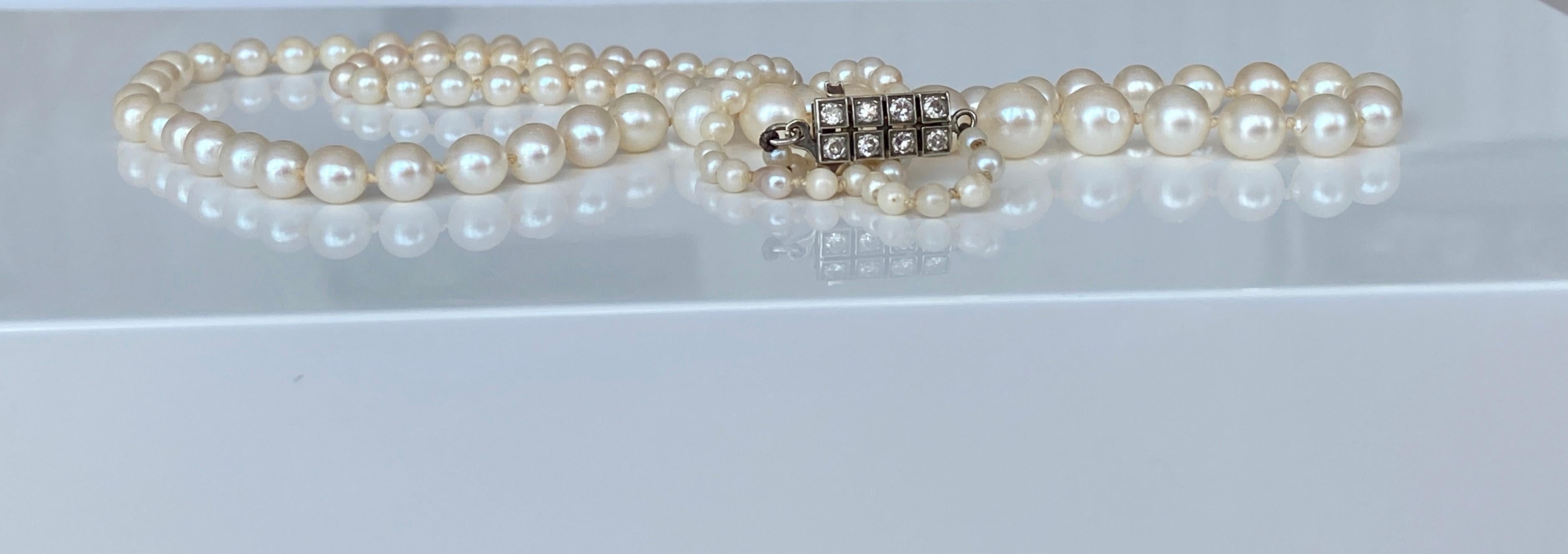 Pearl Necklace Art Deco Circa 1940s Cultured Akoya Pearls Diamond/Gold Clasp  In Good Condition For Sale In AMSTERDAM, NL