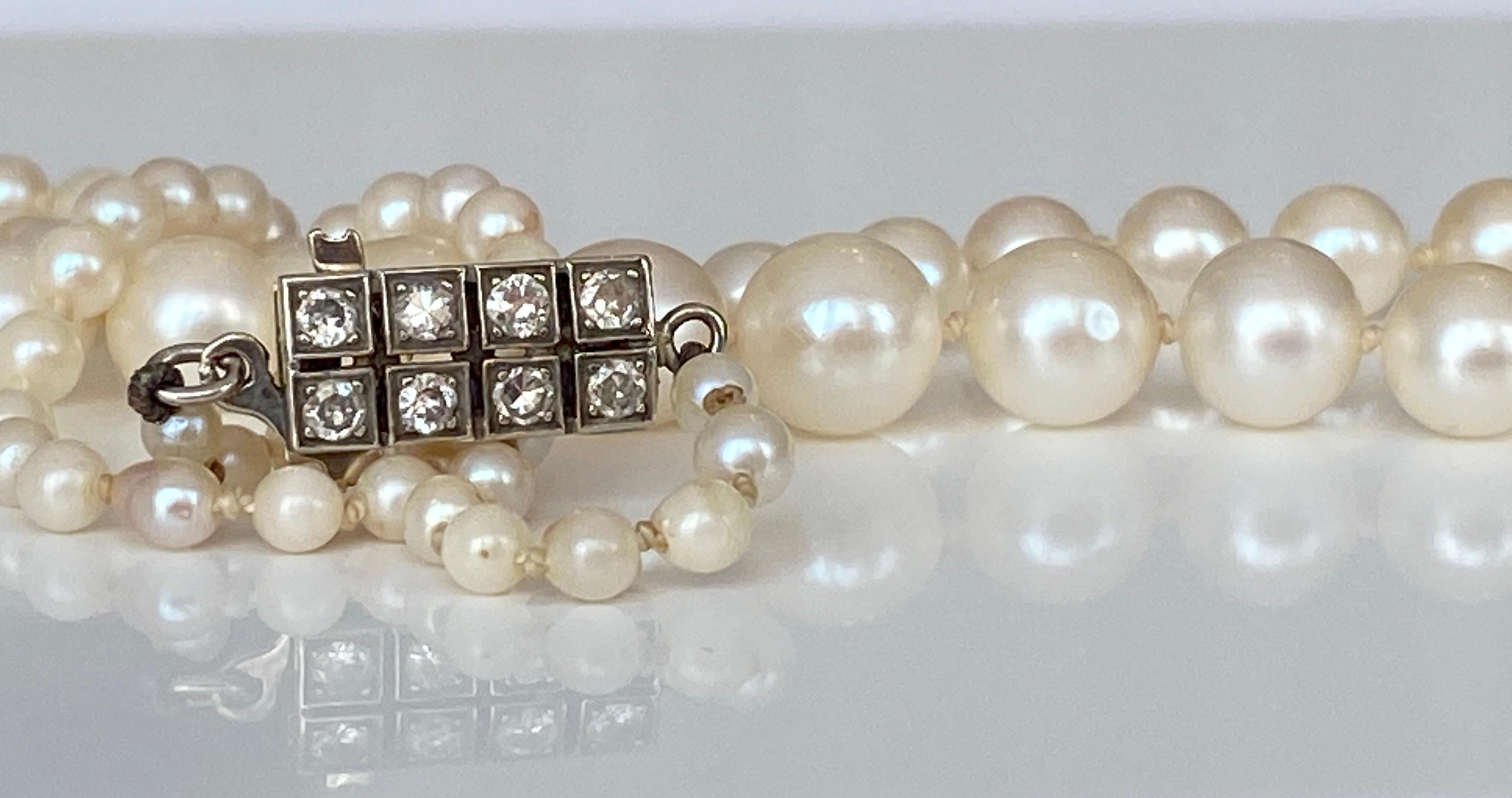 Women's Pearl Necklace Art Deco Circa 1940s Cultured Akoya Pearls Diamond/Gold Clasp  For Sale