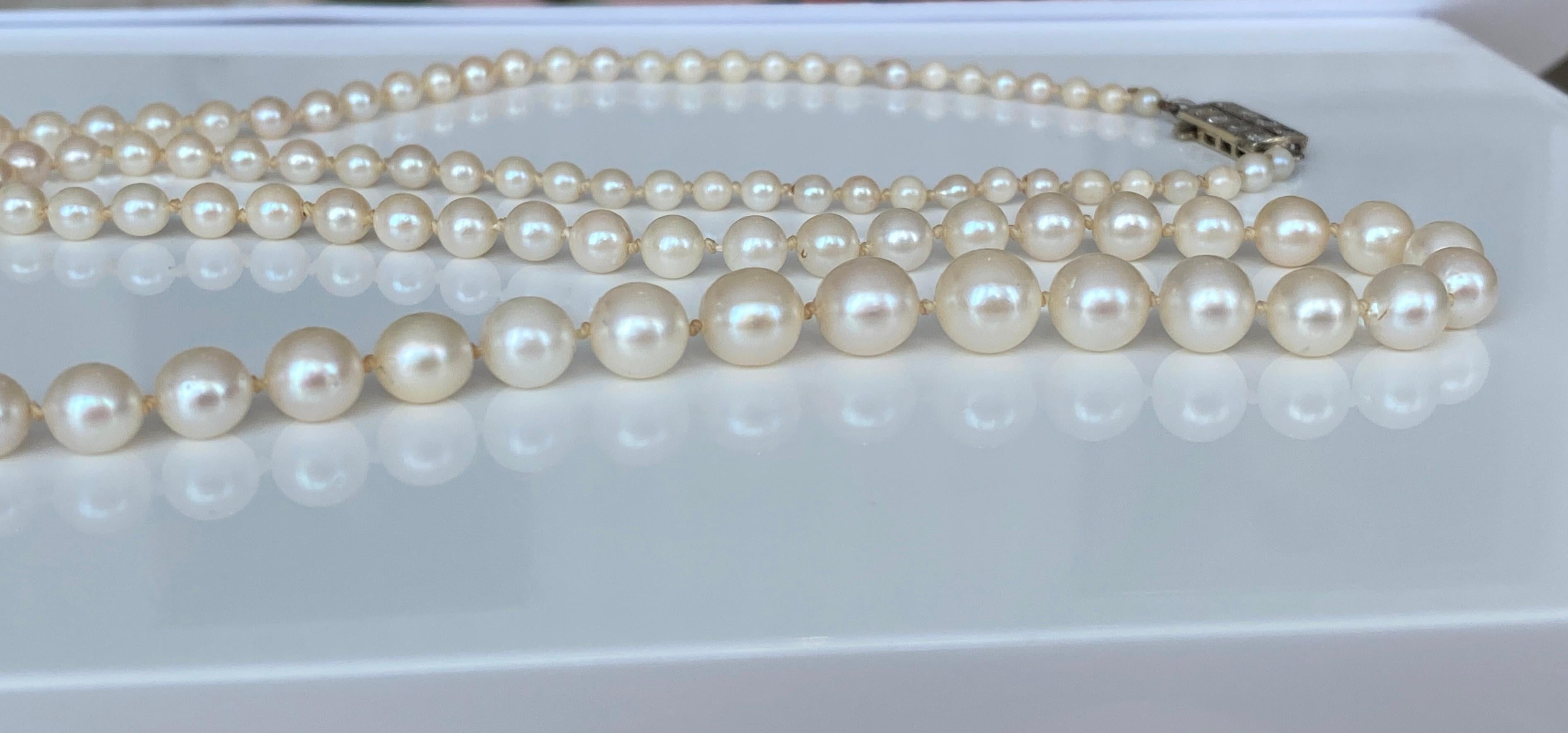Pearl Necklace Art Deco Circa 1940s Cultured Akoya Pearls Diamond/Gold Clasp In Good Condition In AMSTERDAM, NL