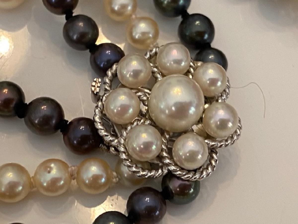 Pearl Necklace Circa 1970 s Cultured Pearls Gold Clasp For Sale 5