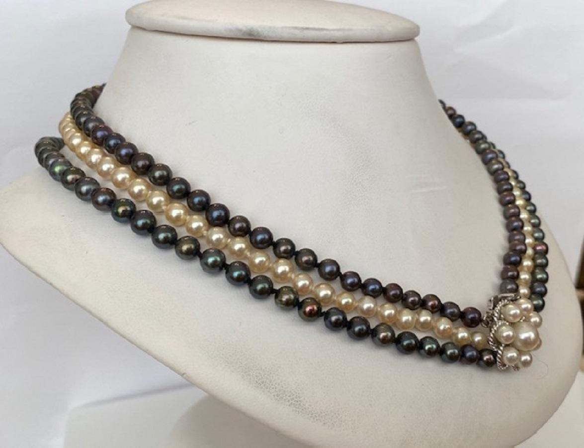 Pearl Necklace Circa 1970 s Cultured Pearls Gold Clasp In Good Condition For Sale In AMSTERDAM, NL
