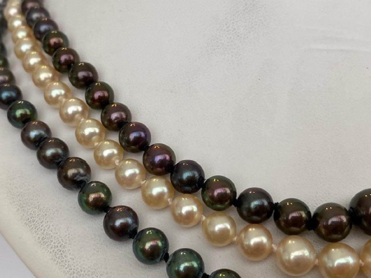 Women's Pearl Necklace Circa 1970 s Cultured Pearls Gold Clasp For Sale