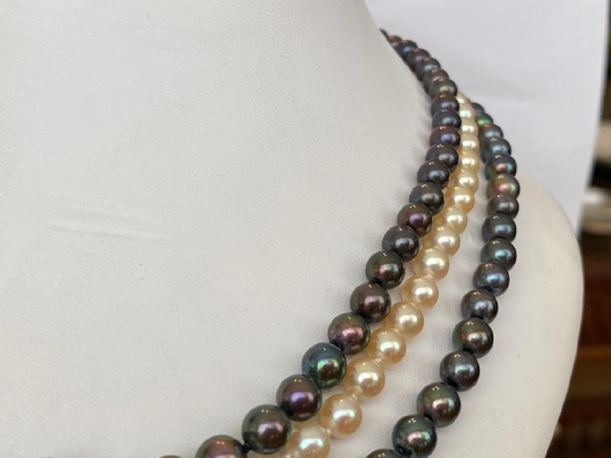 Pearl Necklace Circa 1970 s Cultured Pearls Gold Clasp For Sale 3