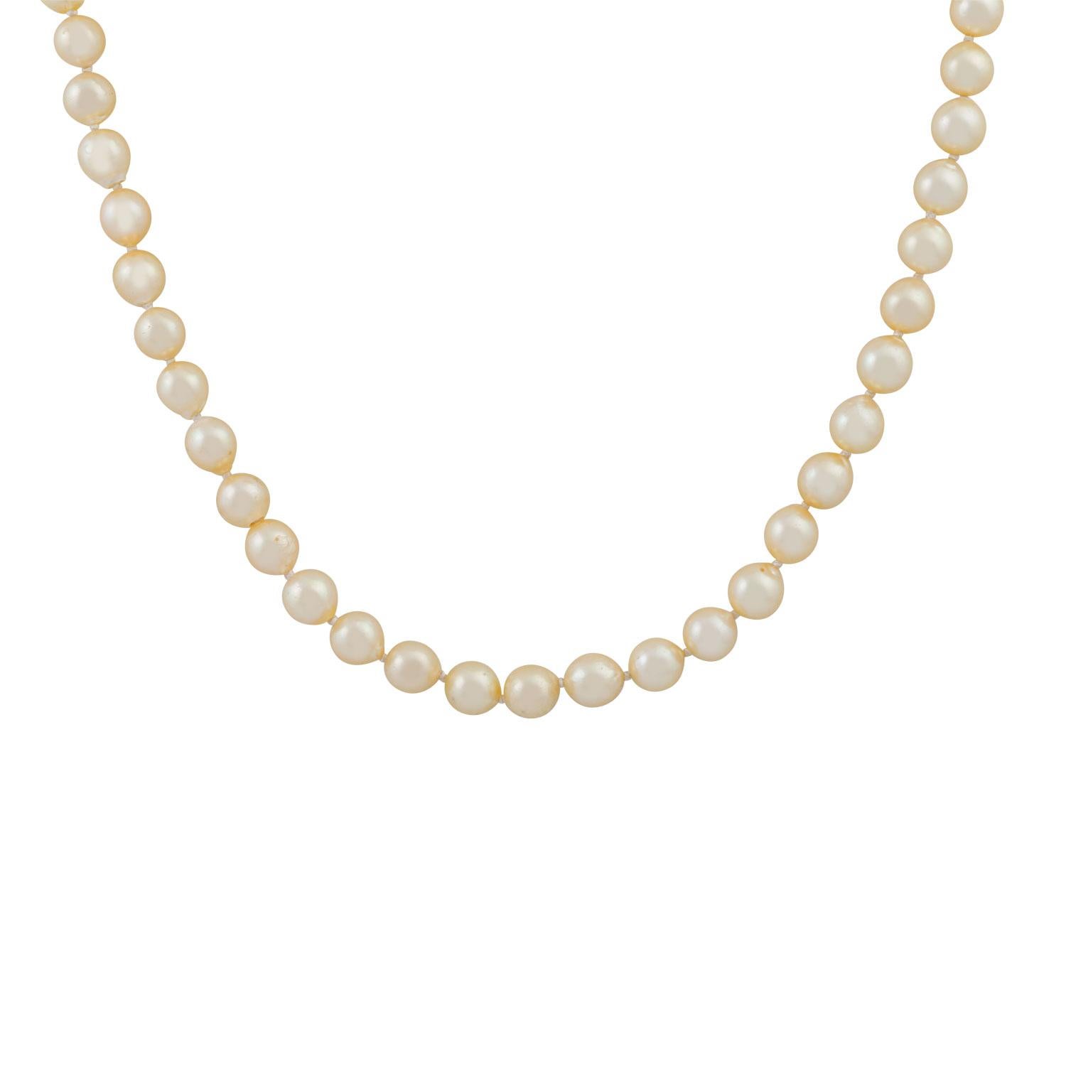 champagne-colored Akoya cultured pearls partially with WMM, gold-colored clasp, 52.1 g, L: 91.5 cm, late 20th century, slight signs of wear! (3)

 Pearl necklace, champagne Akoya cultured pearls partially with growth marks, gold colored clasp, 52.1