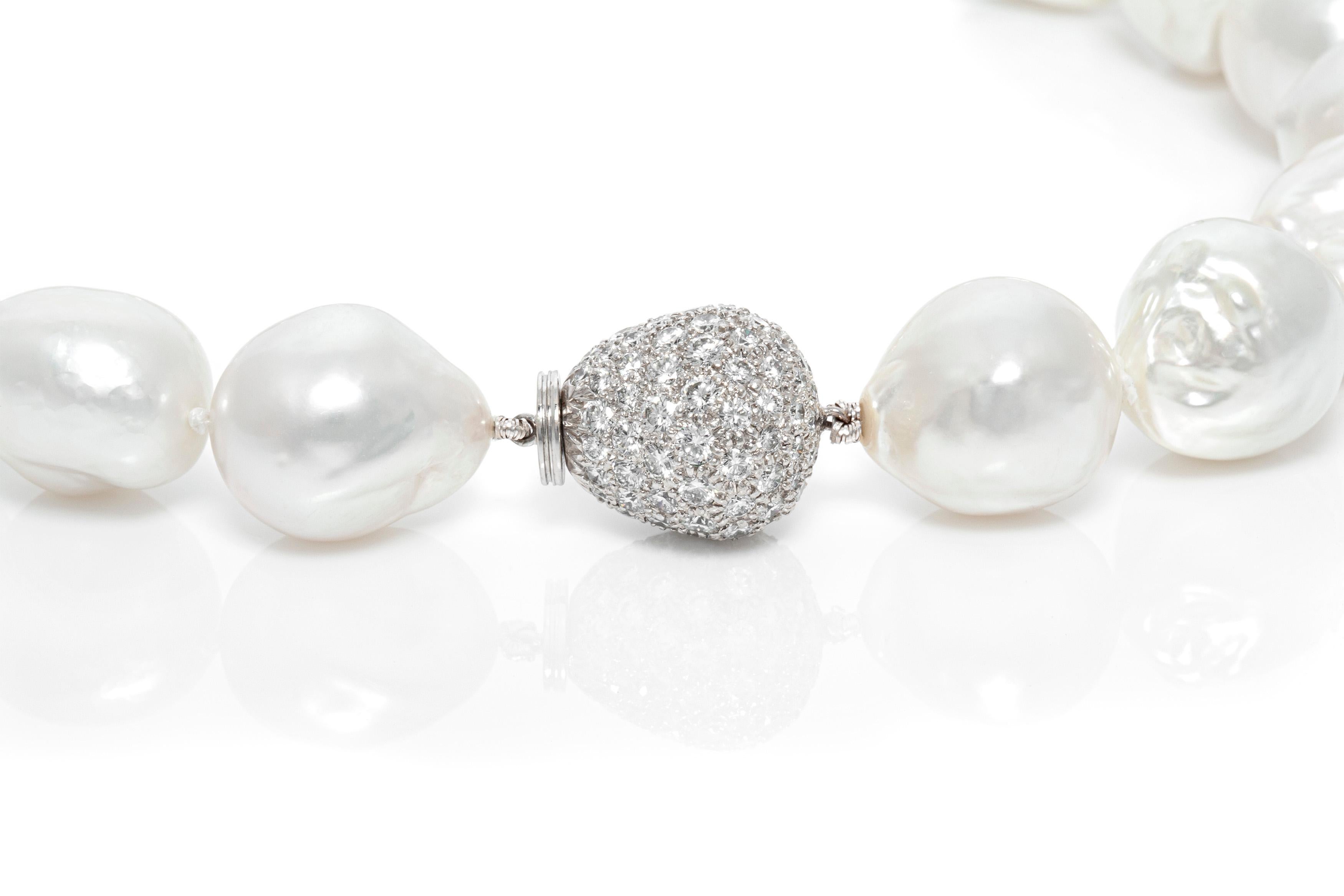 Perlenkette mit einem Diamantverschluss mit einem Gesamtgewicht von ca. 4,00 Karat.