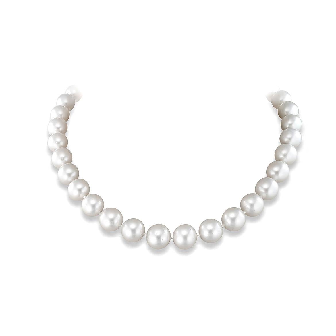 Pearls necklace with clasp in 18kt white gold set with diamonds 0.70 cts 
