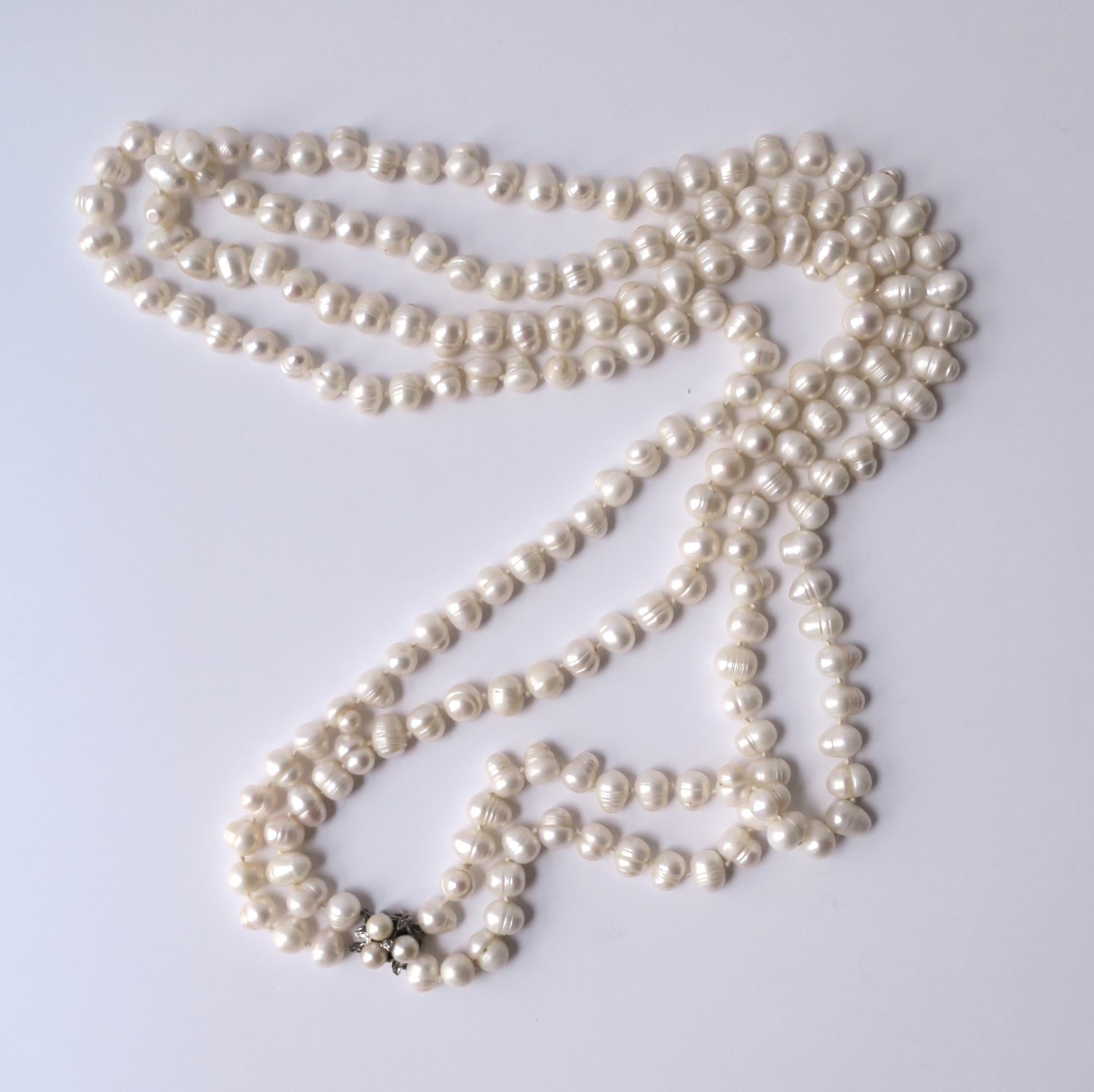 Ein wunderschönes, langes, doppelreihiges Collier aus echten natürlichen Süßwasserperlen mit einem Verschluss aus 14-karätigem Weißgold, Zuchtperlen und Diamanten. Diese natürliche Süßwasserperlenkette ist wunderschön aufgereiht und zwischen den