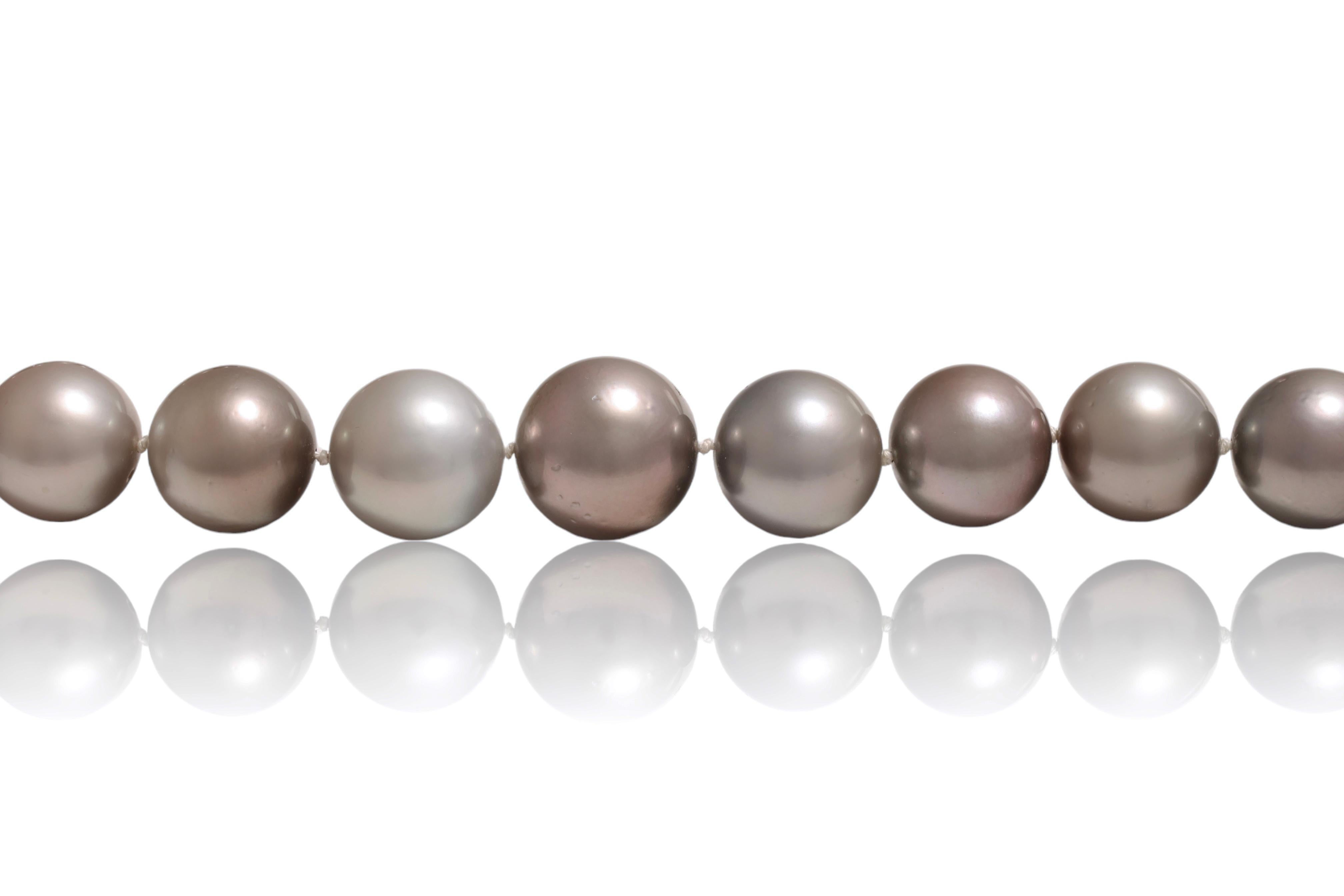 Collier de perles de Tahiti multicolores serti fermoir en or 18 carats de 2,91 carats Diamants en vente 5