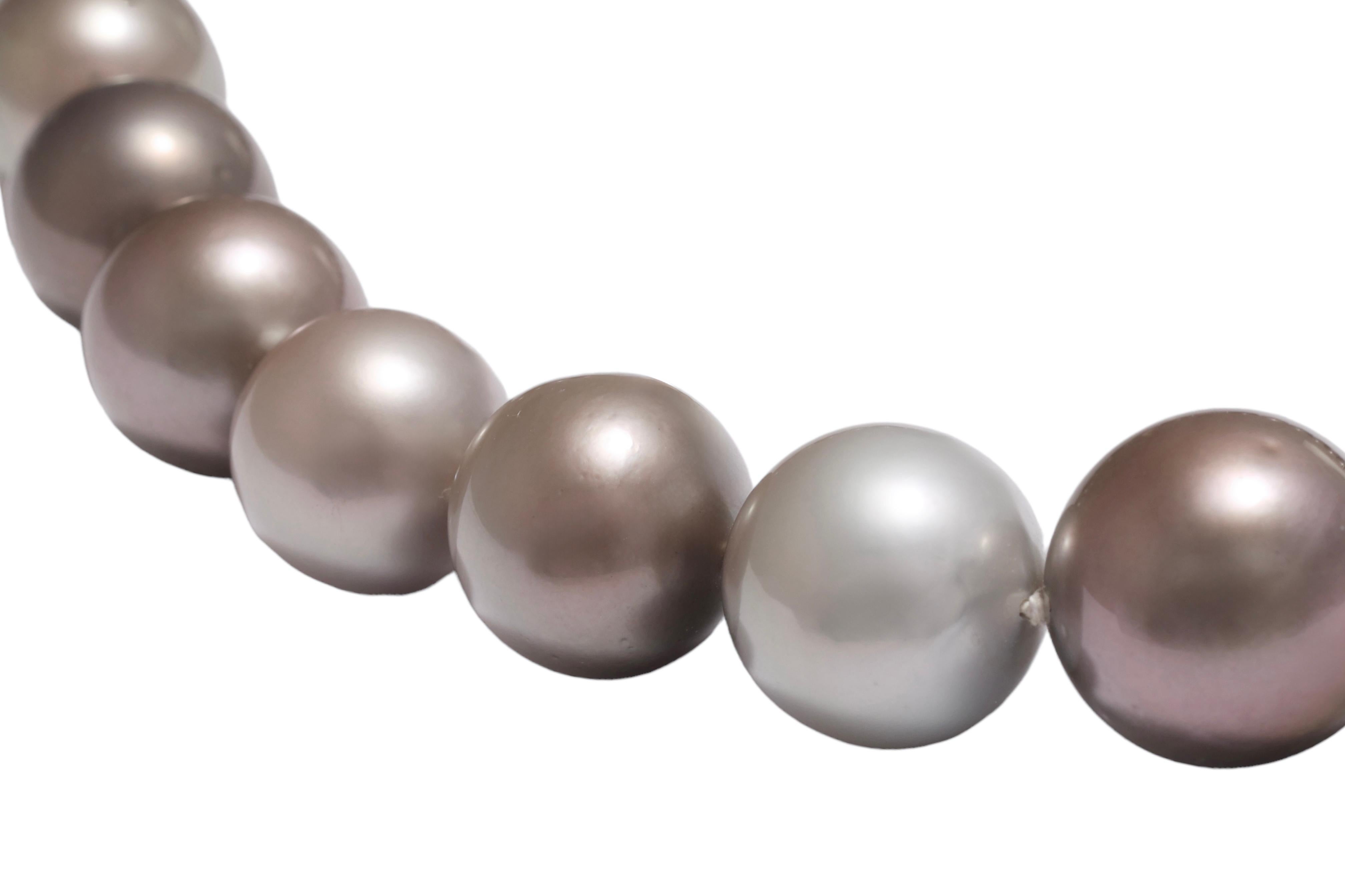 Magnifique collier de perles avec des perles de Tahiti dégradées multicolores et des perles de Tahiti 18 kt. Casier en or blanc 2,91 ct. Diamants 

Le collier de perles de Tahiti de Polynésie française est composé de 27 perles dont le diamètre varie