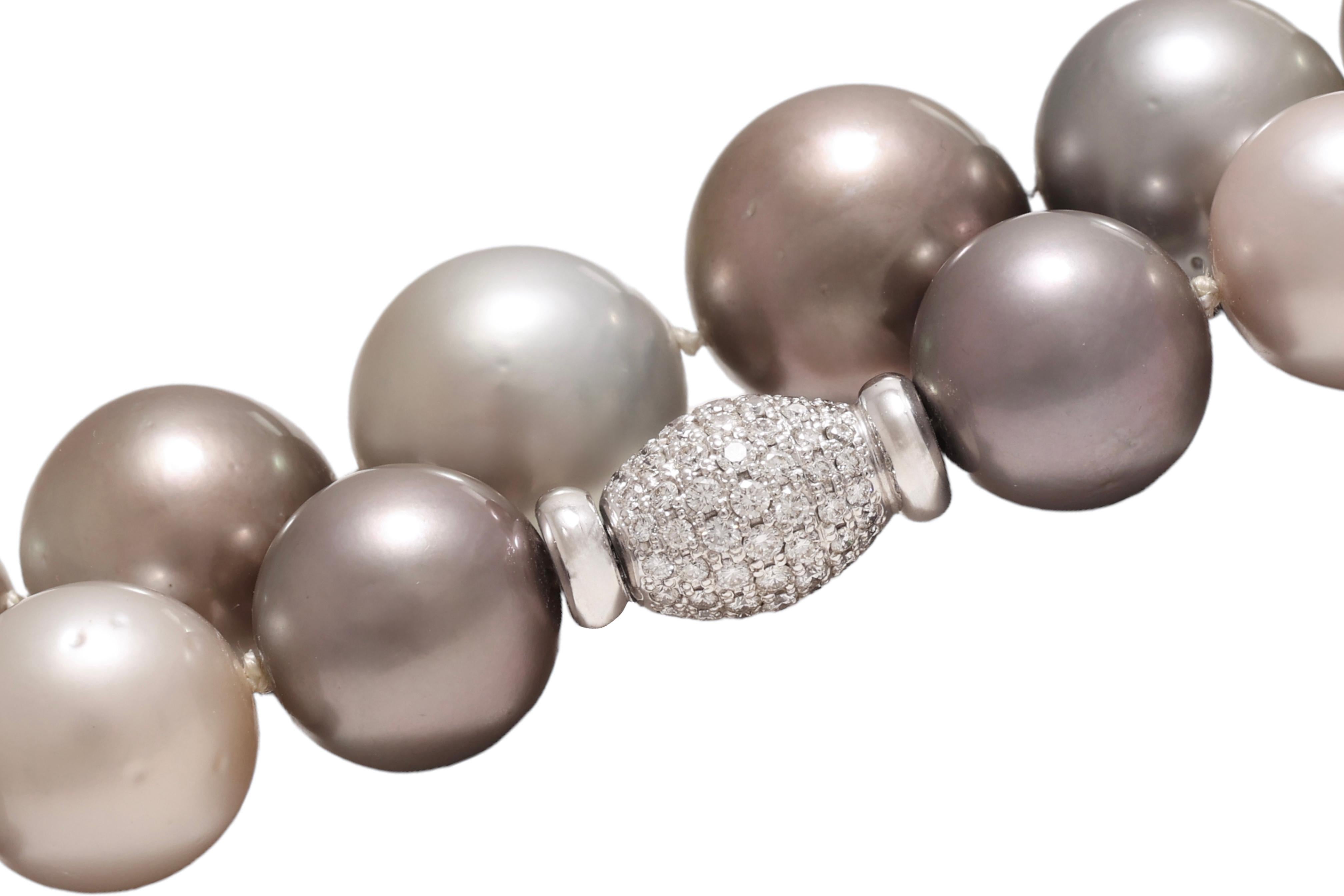 Artisan Collier de perles de Tahiti multicolores serti fermoir en or 18 carats de 2,91 carats Diamants en vente