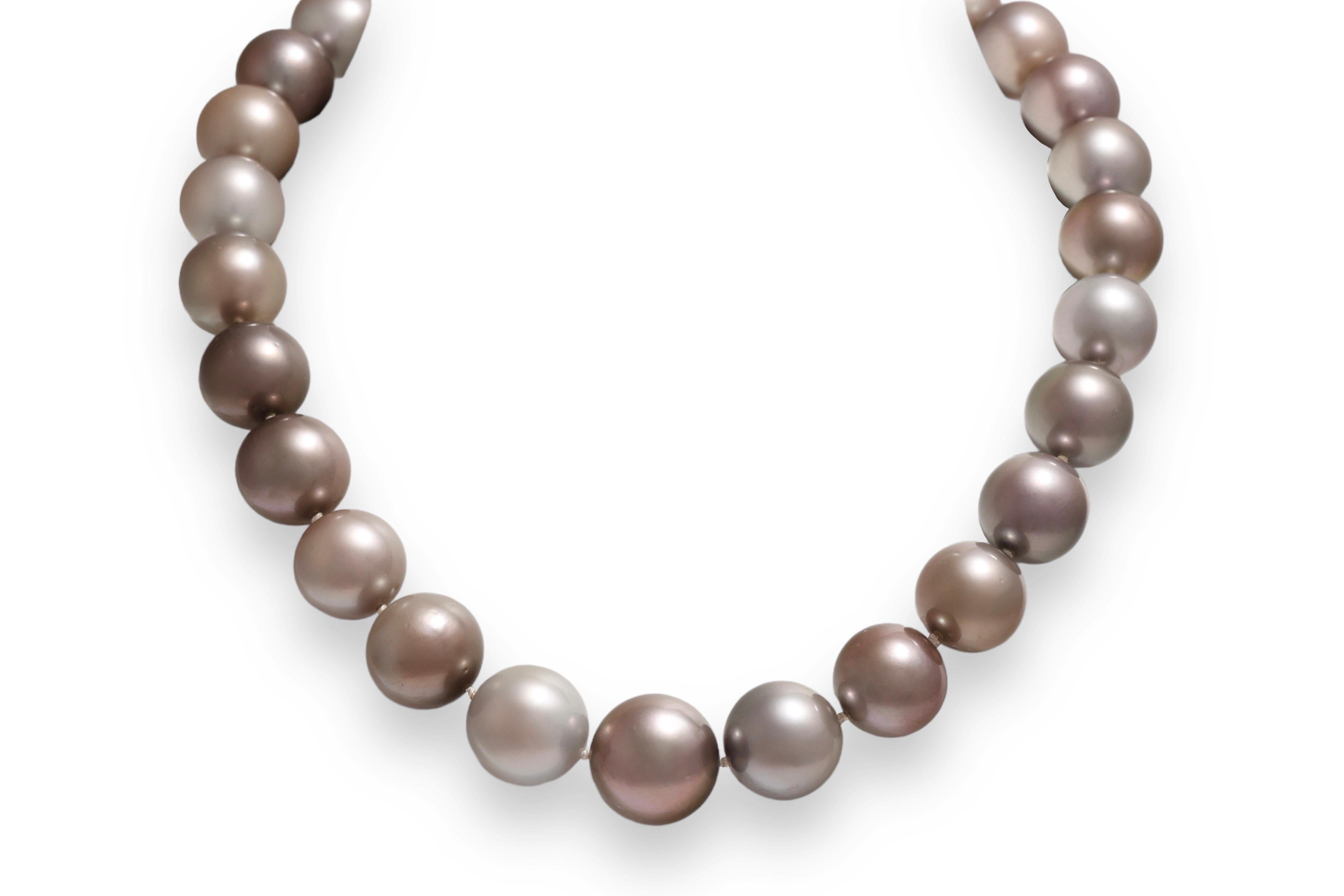 Collier de perles de Tahiti multicolores serti fermoir en or 18 carats de 2,91 carats Diamants Neuf - En vente à Antwerp, BE