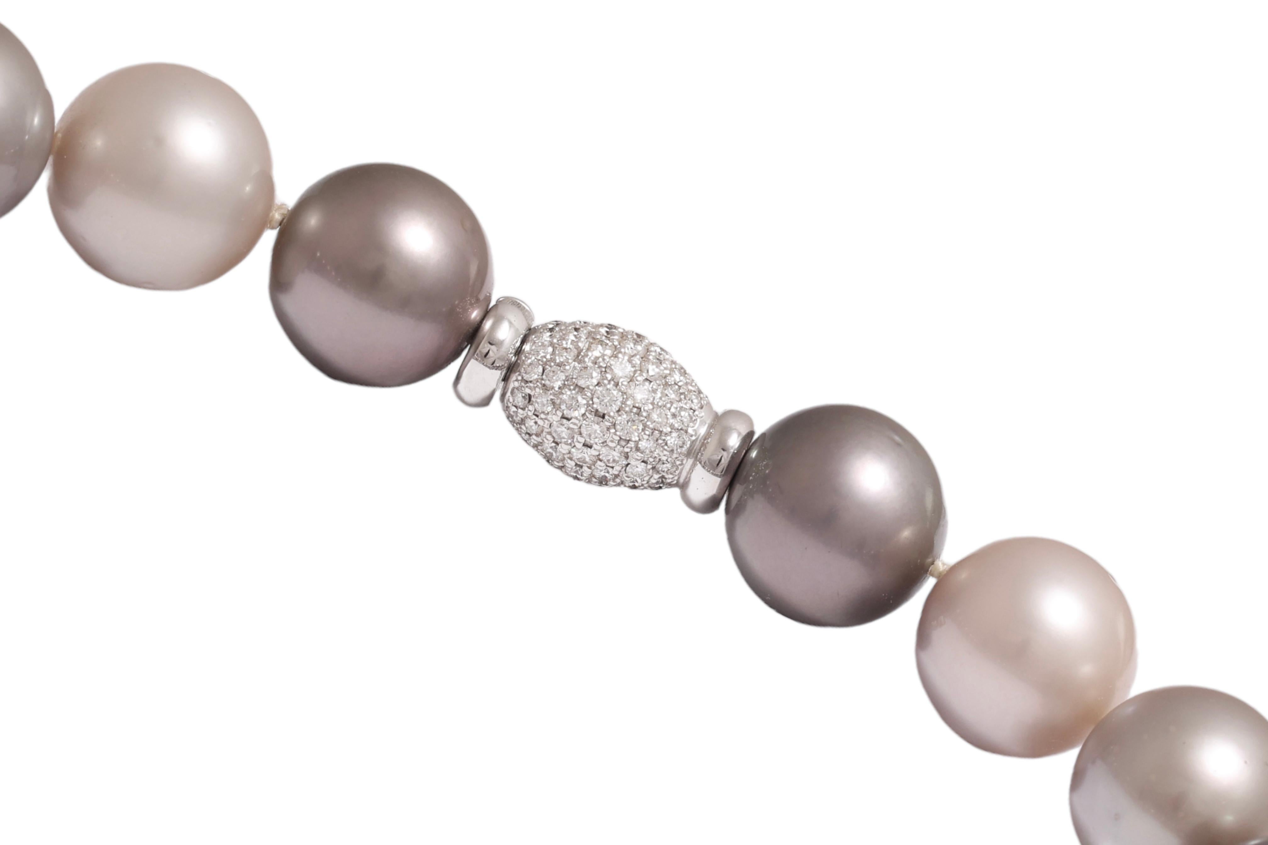 Collier de perles de Tahiti multicolores serti fermoir en or 18 carats de 2,91 carats Diamants Unisexe en vente