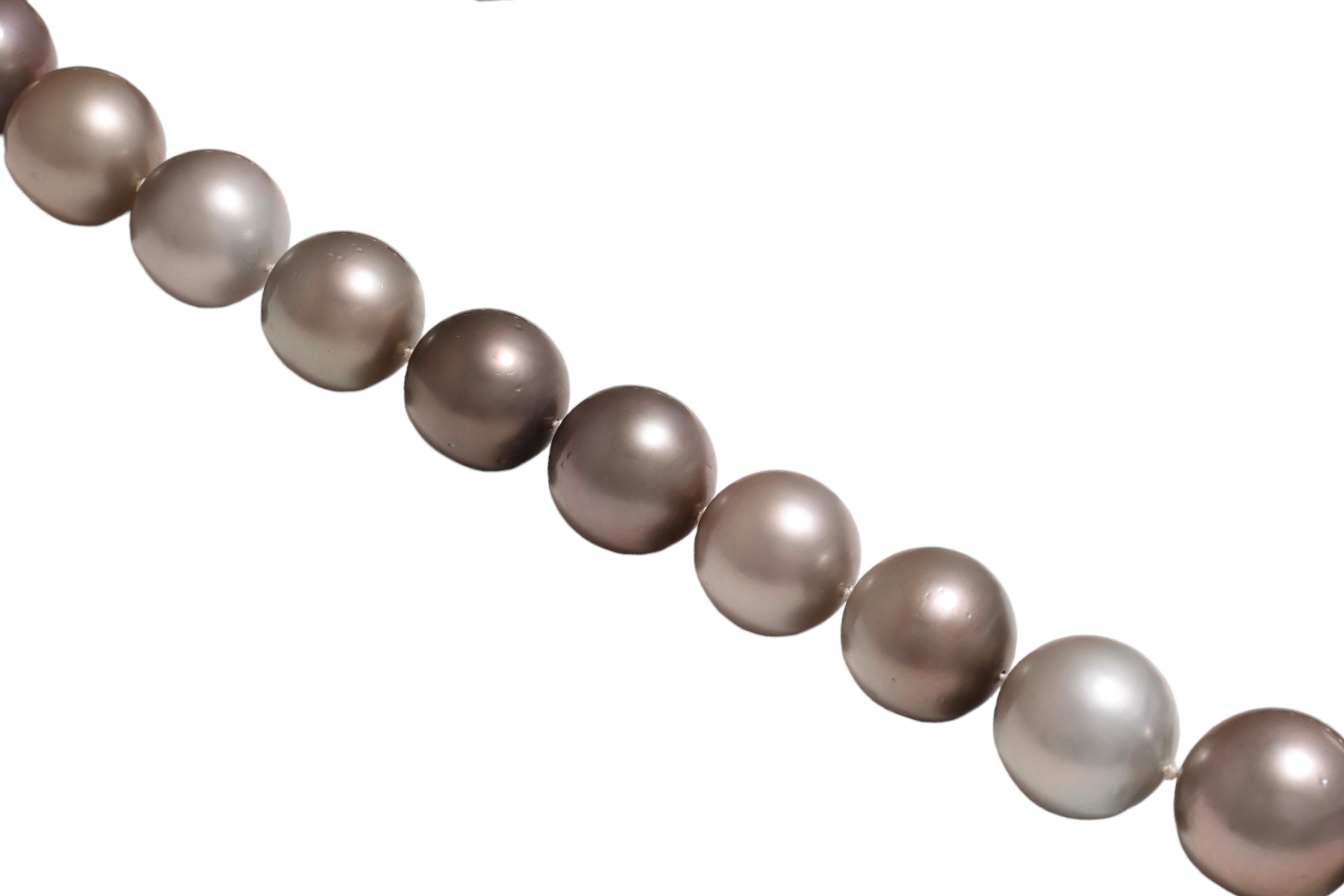 Collier de perles de Tahiti multicolores serti fermoir en or 18 carats de 2,91 carats Diamants en vente 1