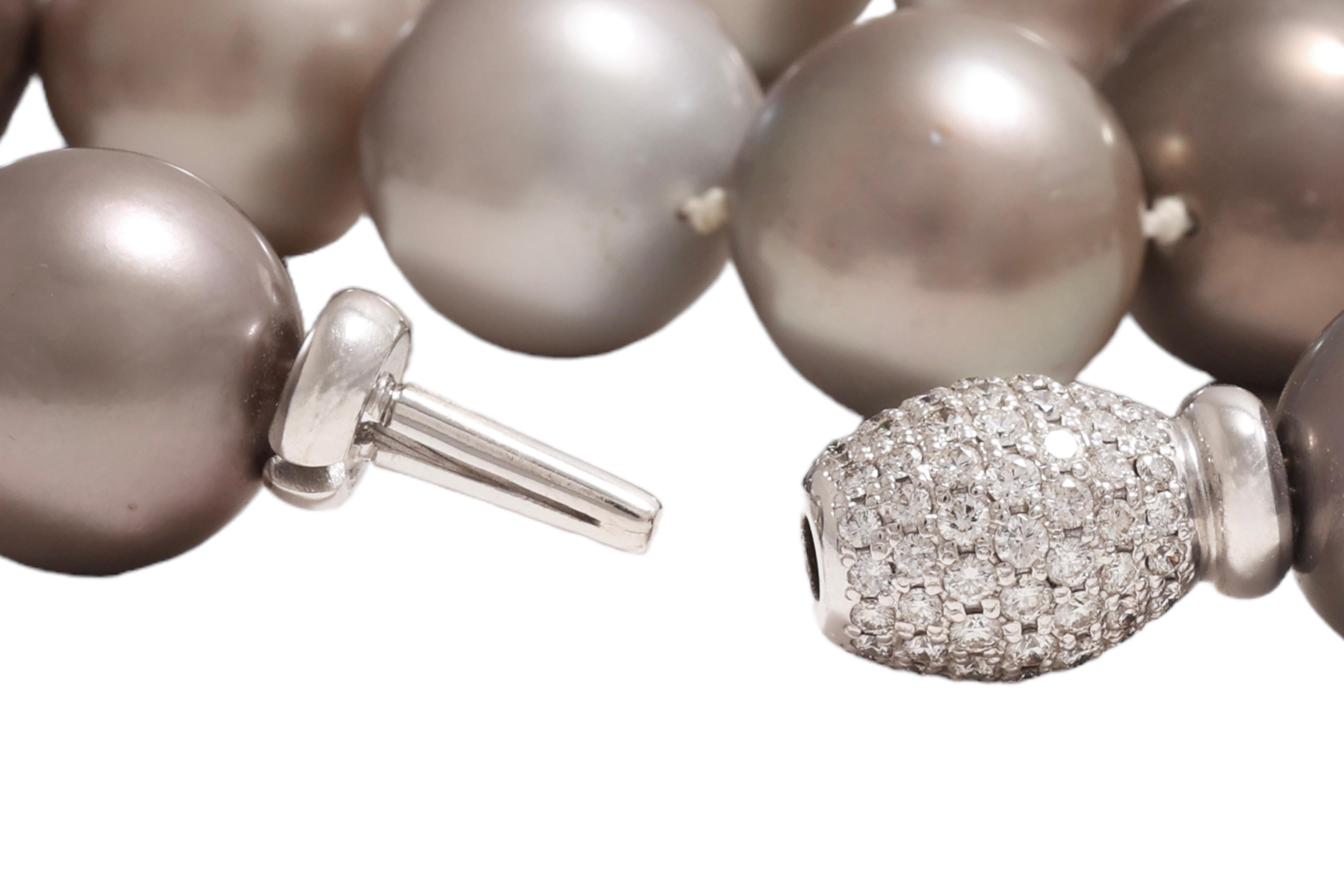 Collier de perles de Tahiti multicolores serti fermoir en or 18 carats de 2,91 carats Diamants en vente 2