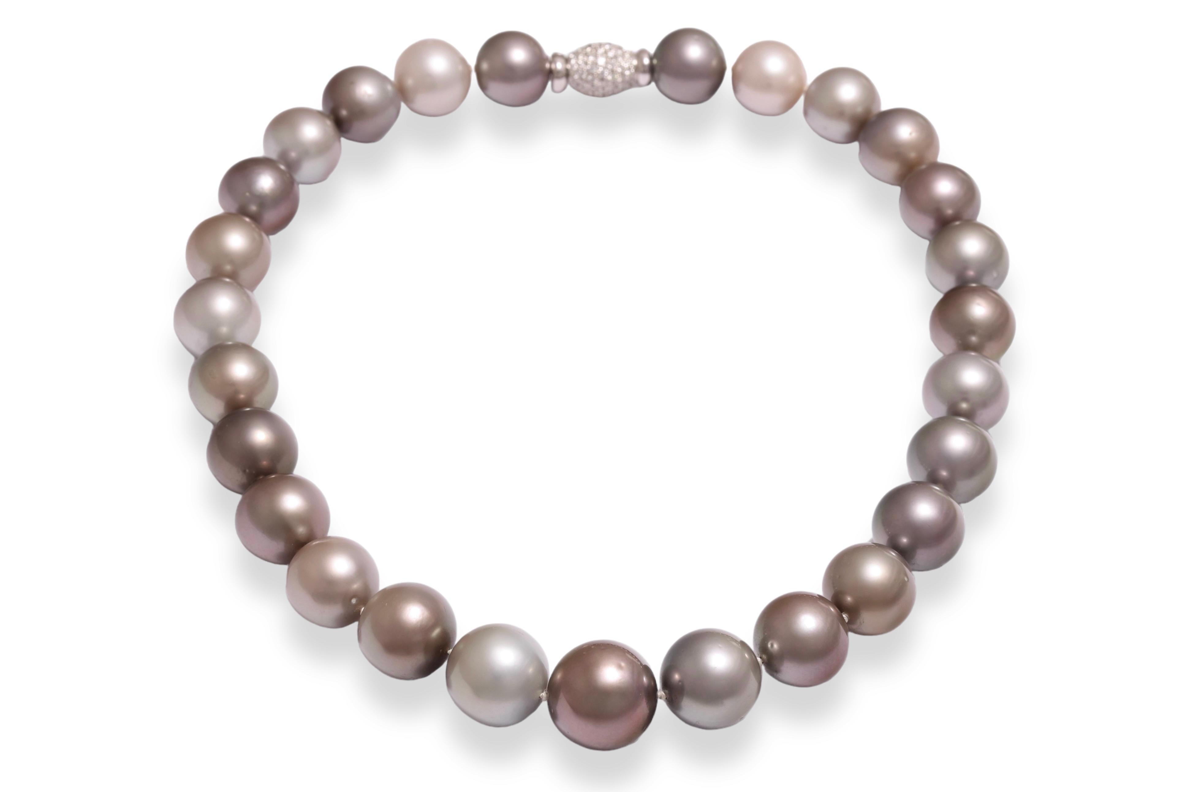 Collier de perles de Tahiti multicolores serti fermoir en or 18 carats de 2,91 carats Diamants en vente 3
