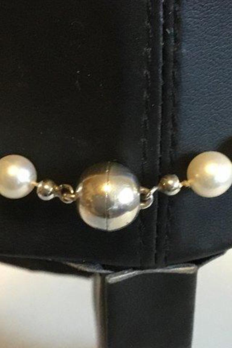 Perlenkette aus runden weißen Salzwasserperlen mit 18 Karat Weißgold-Schließe im Zustand „Gut“ im Angebot in Copenhagen, DK