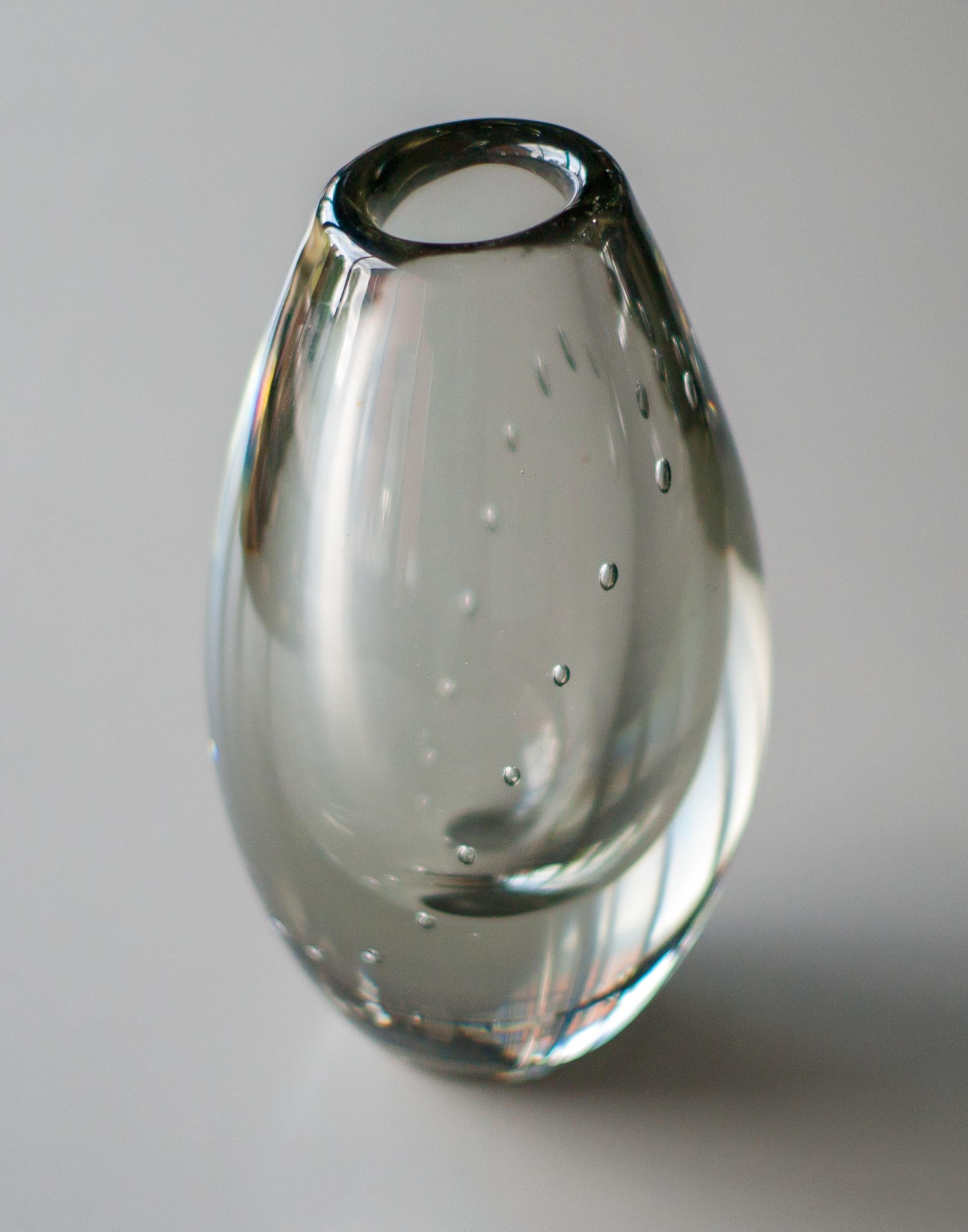 Seltene Vase mit Perlenkette, entworfen von Gunnel Nyman für Nuutajärv, Finnland.
Provenienz: Die Sammlung des ehemaligen finnischen Honorargeneralkonsuls in den Niederlanden.
 
Gunnel Nyman war ein renommierter finnischer Glaskünstler, dessen