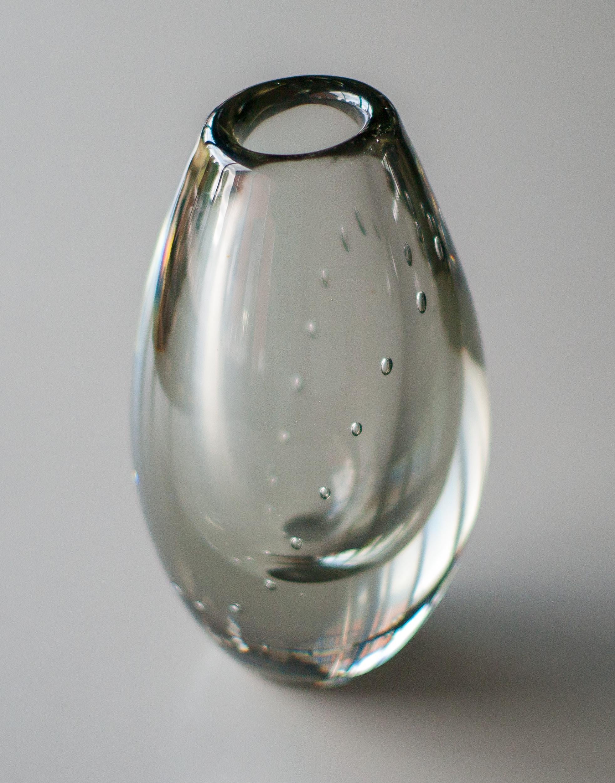 Raro vaso con collana di perle disegnato da Gunnel Nyman per Nuutajärv, Finlandia.
Provenienza: Collezione dell'ex console generale onorario finlandese nei Paesi Bassi.
 
Gunnel Nyman era un rinomato artista finlandese del vetro il cui talento e la