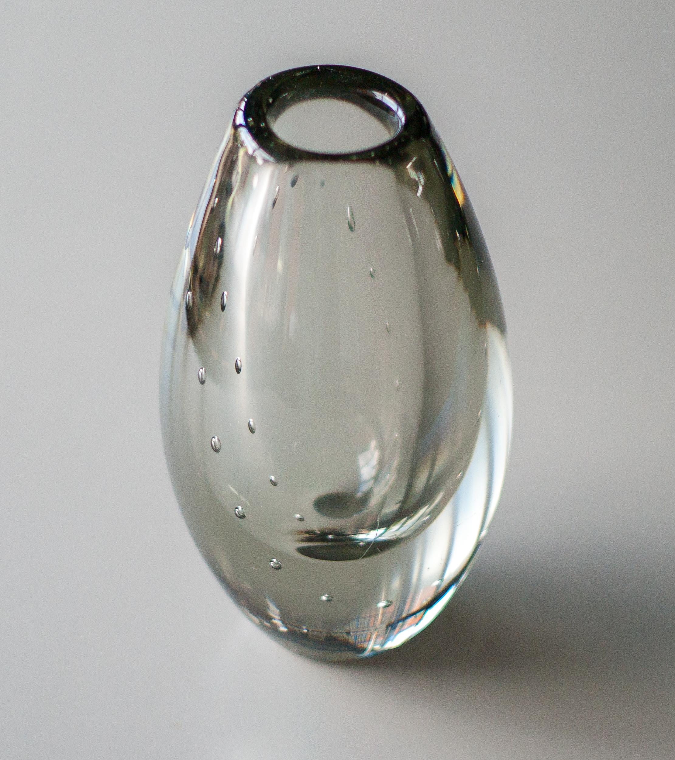 XX secolo Vaso con collana di perle di Gunnel Nyman in vendita