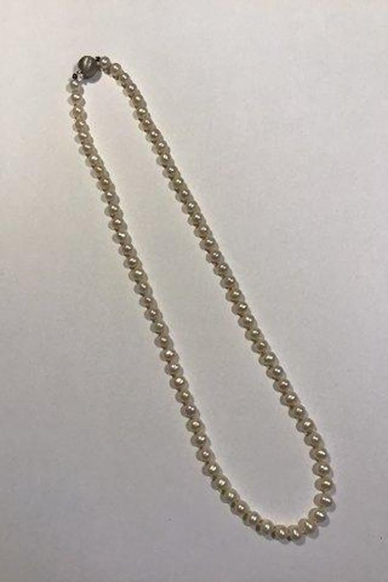 Pearl necklace with 14 Ct whitegold clasp.

Measures 49 cm/19 19/64 in.