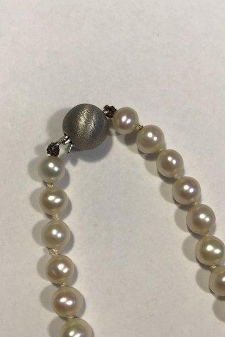 Pearl Necklace with 14 ct Whitegold Clasp In Good Condition For Sale In Copenhagen, DK