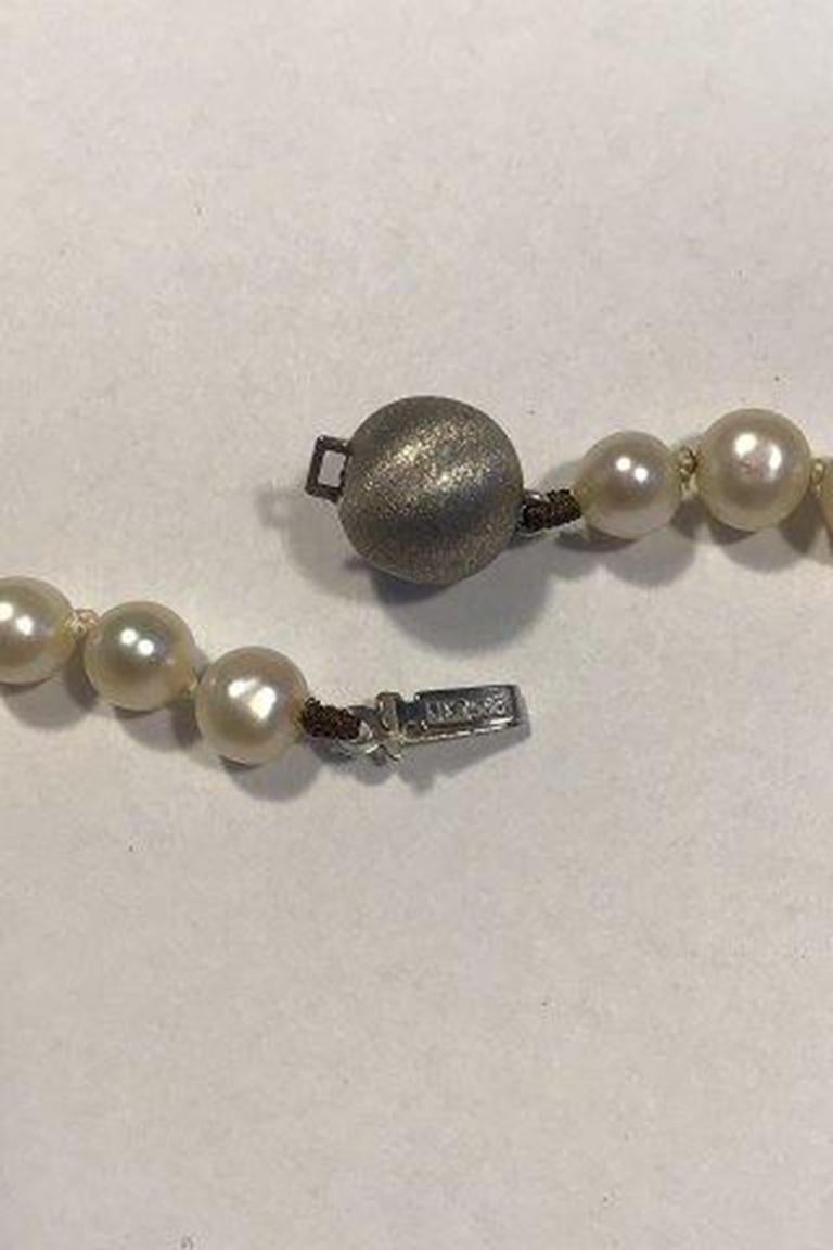 20th Century Pearl Necklace with 14 ct Whitegold Clasp For Sale