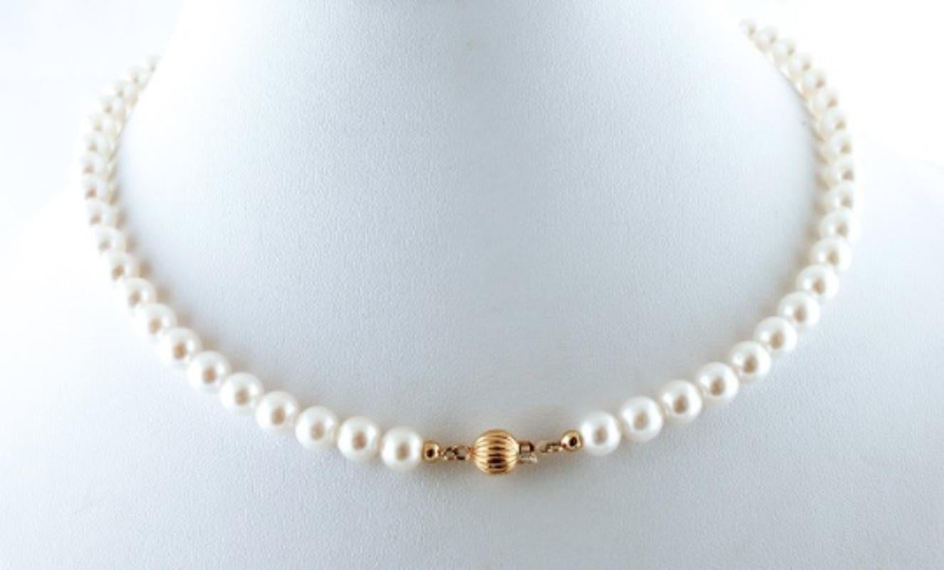 SHIPPING POLICY:
No additional costs will be added to this order.
Shipping costs will be totally covered by the seller (customs duties included).

Sea pearl necklace with simple closure in 18k yellow gold.
The origin of this pearl necklace goes back