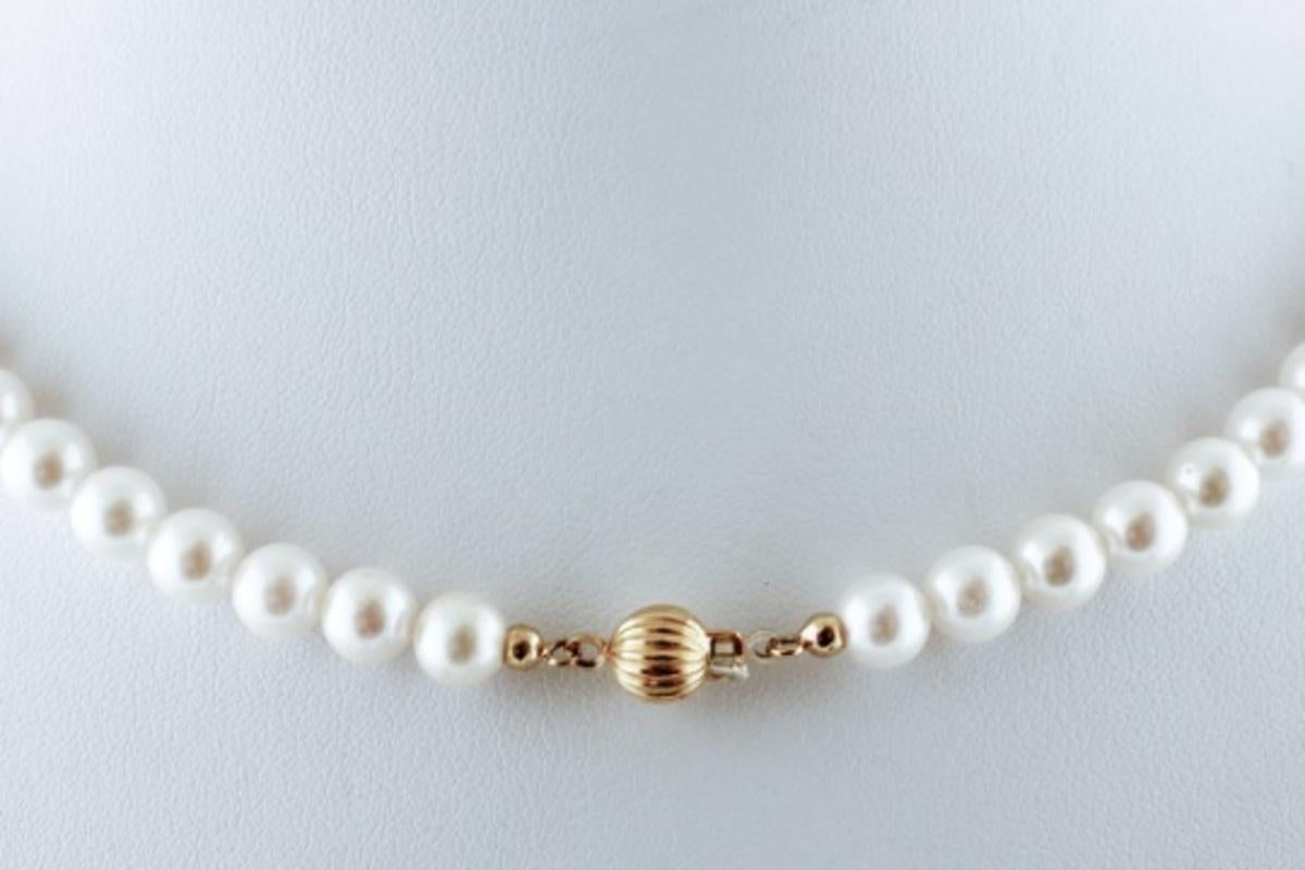 Retro Pearl Necklace with 18 Karat Yellow Gold Closure