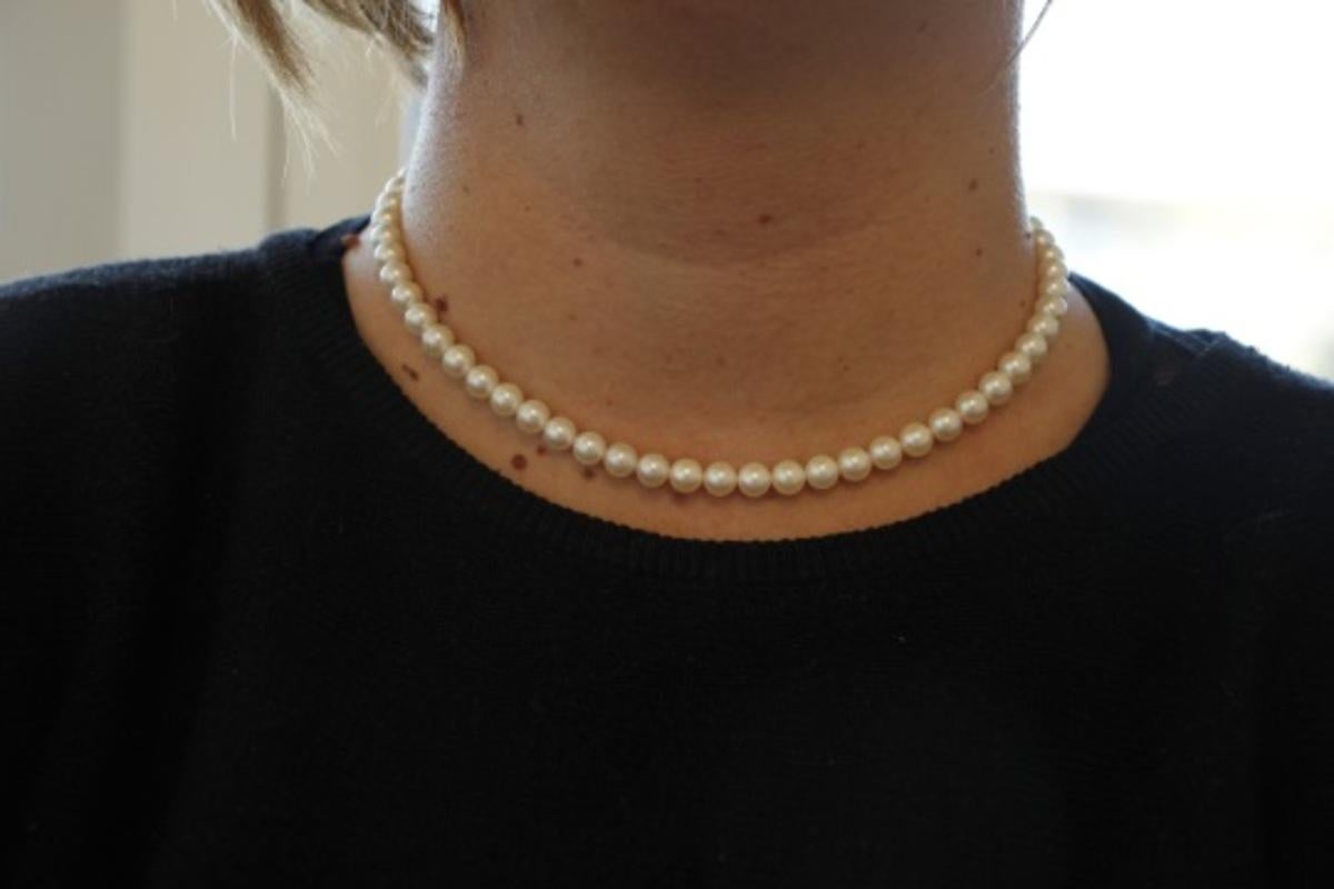 Women's Pearl Necklace with 18 Karat Yellow Gold Closure