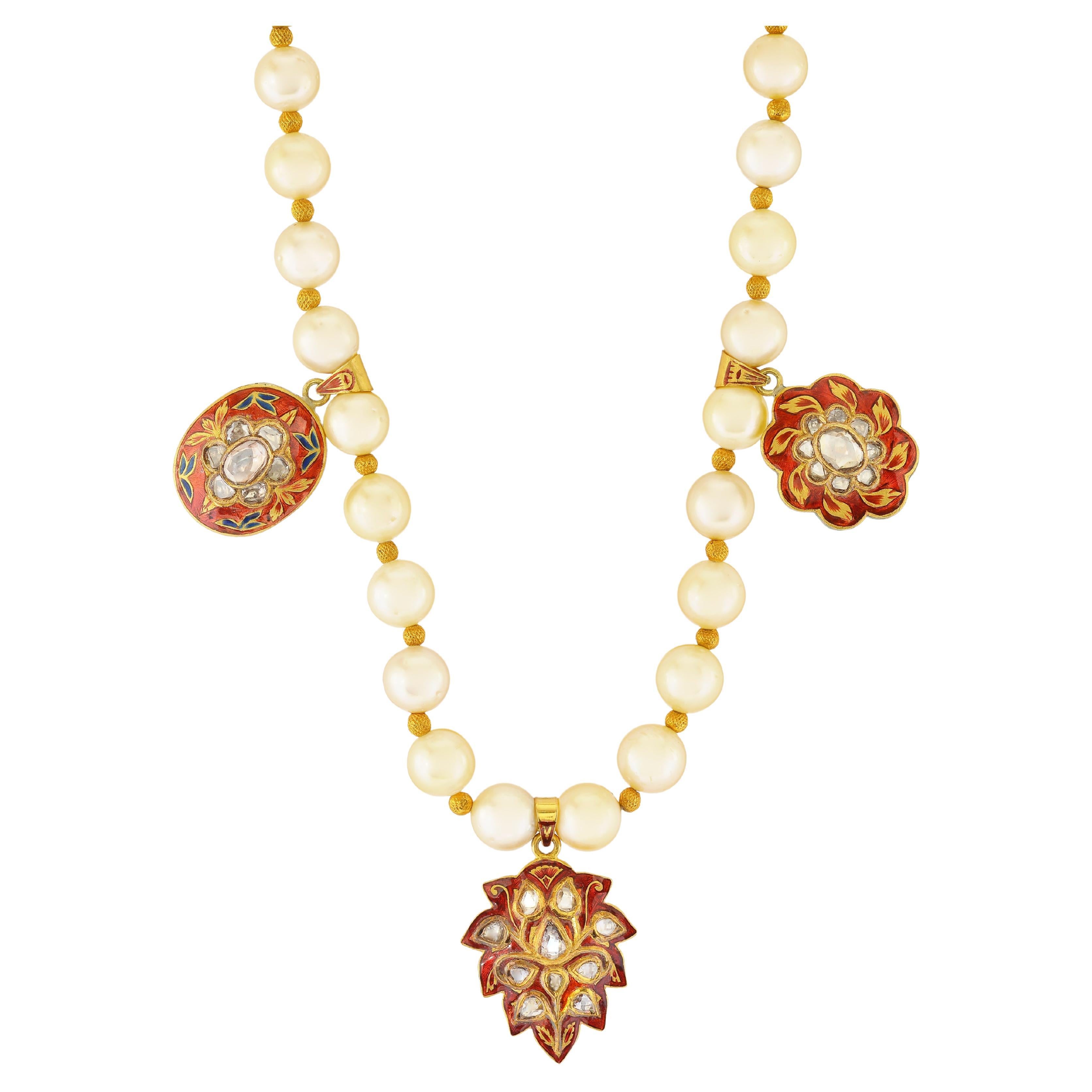 Collier de perles avec 3 pendentifs en or 18 carats, diamants et émail