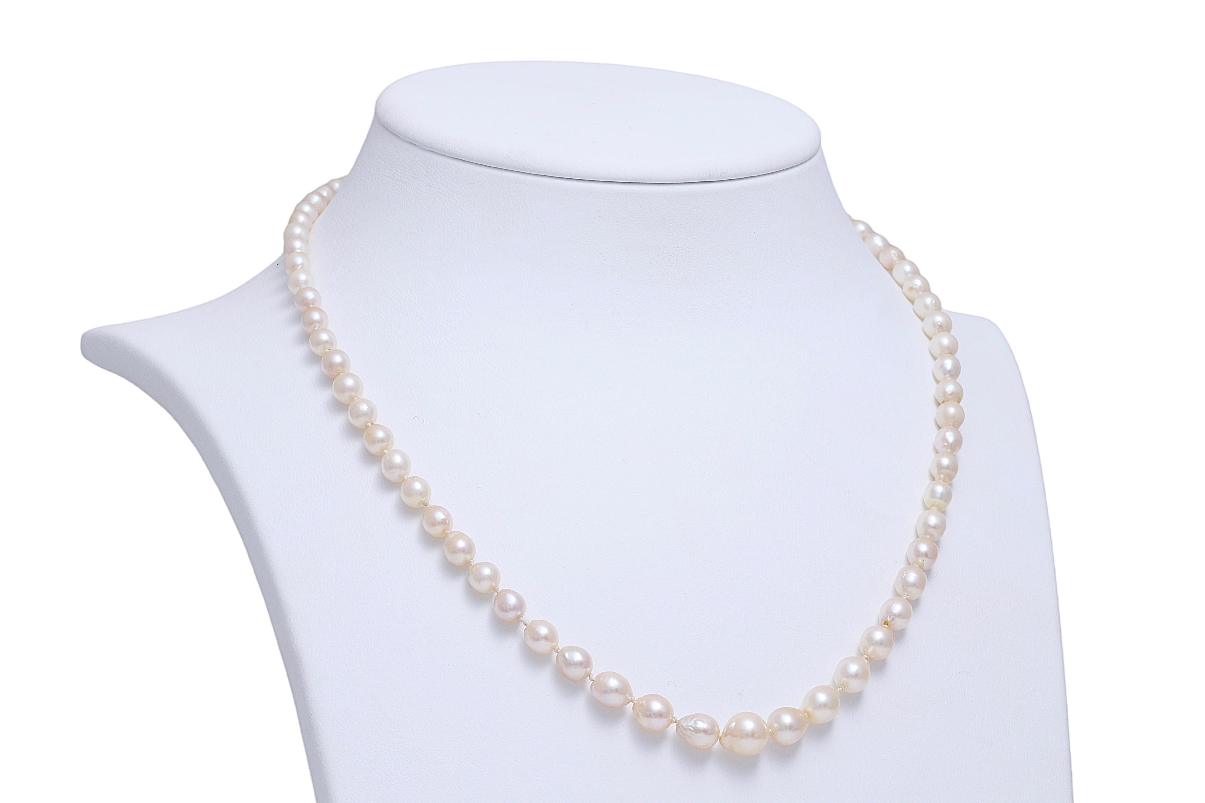 Pearl Necklace with Akoya Pearls & Platinum With Diamond Locker In Excellent Condition For Sale In Antwerp, BE
