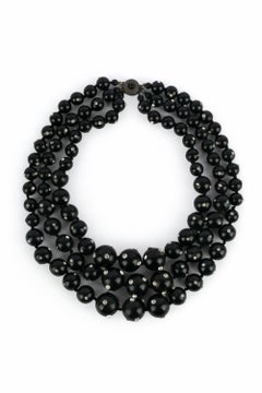 Pearl necklace with black bakelite