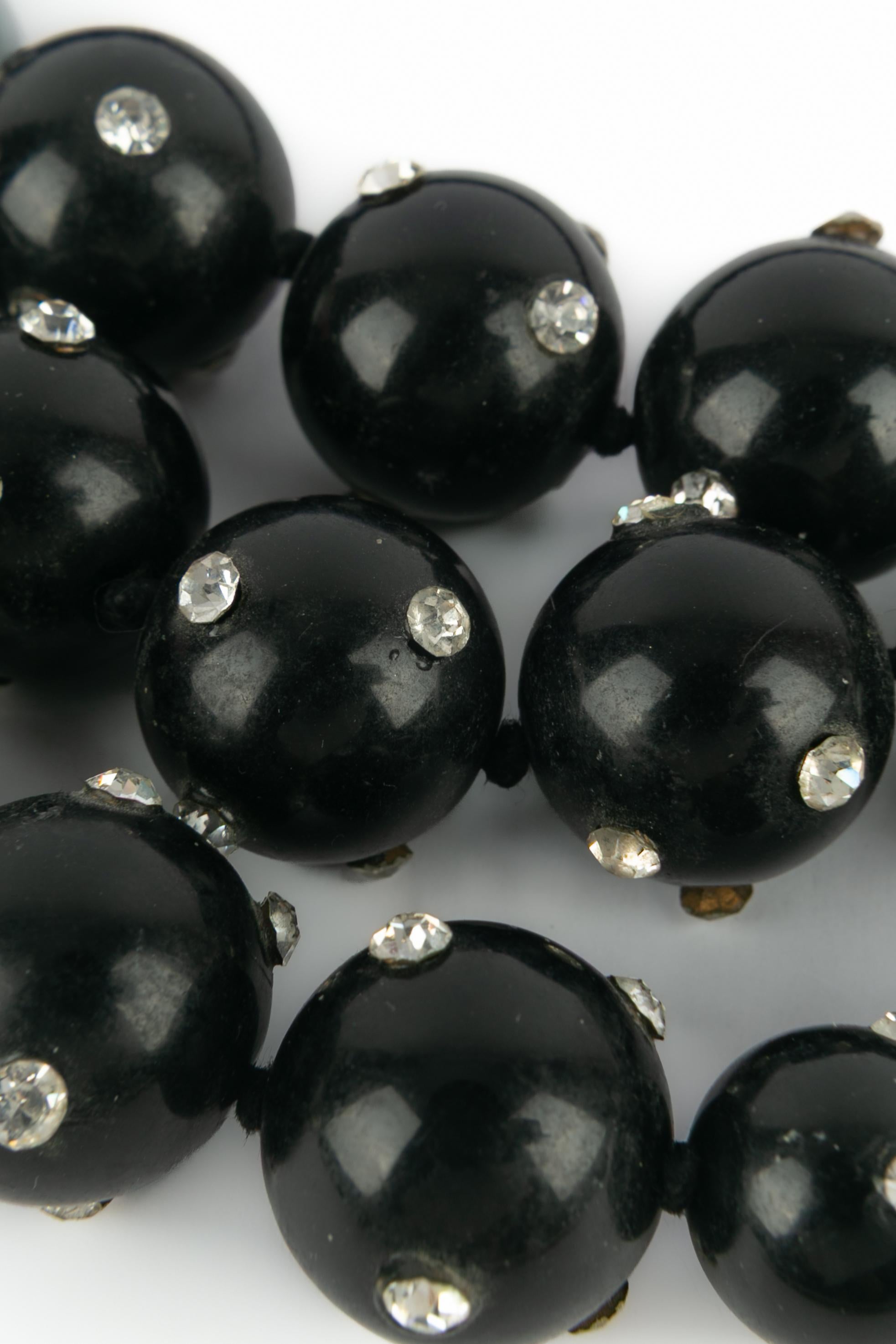 Collar de perlas con baquelita negra en Excelente estado para la venta en SAINT-OUEN-SUR-SEINE, FR