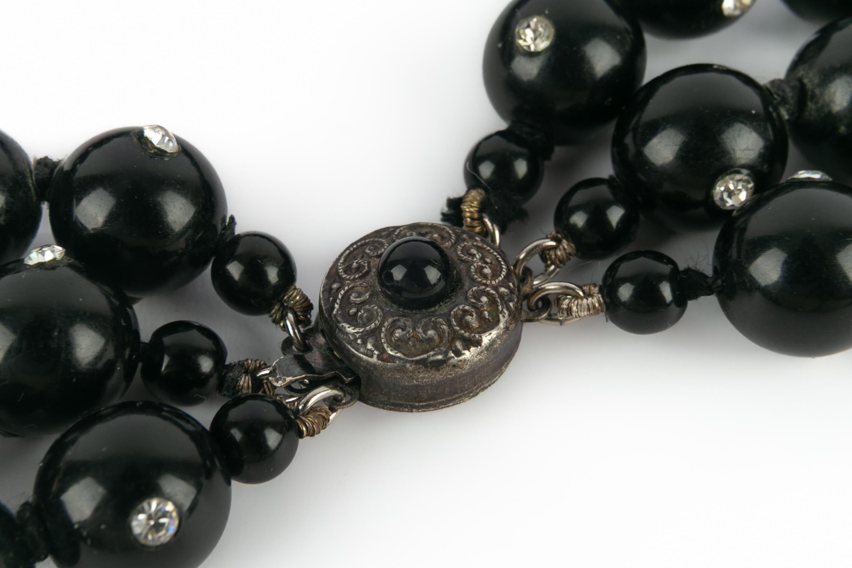 Collar de perlas con baquelita negra en venta 1