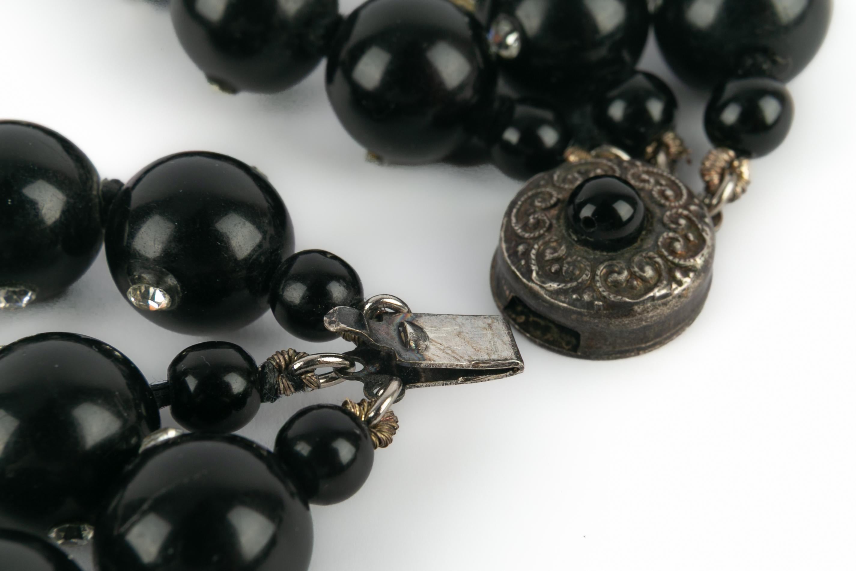 Collar de perlas con baquelita negra en venta 2