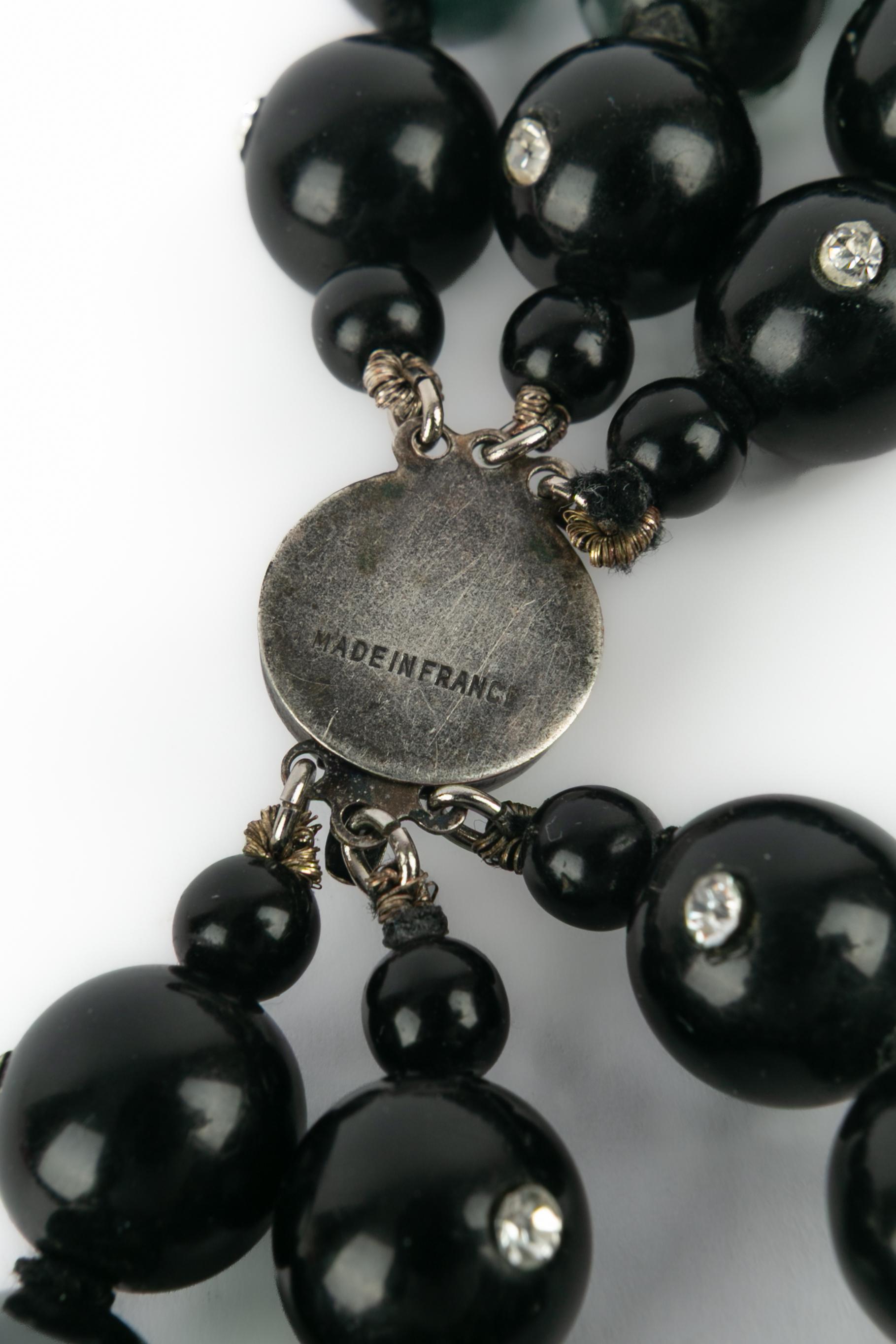 Collar de perlas con baquelita negra en venta 3