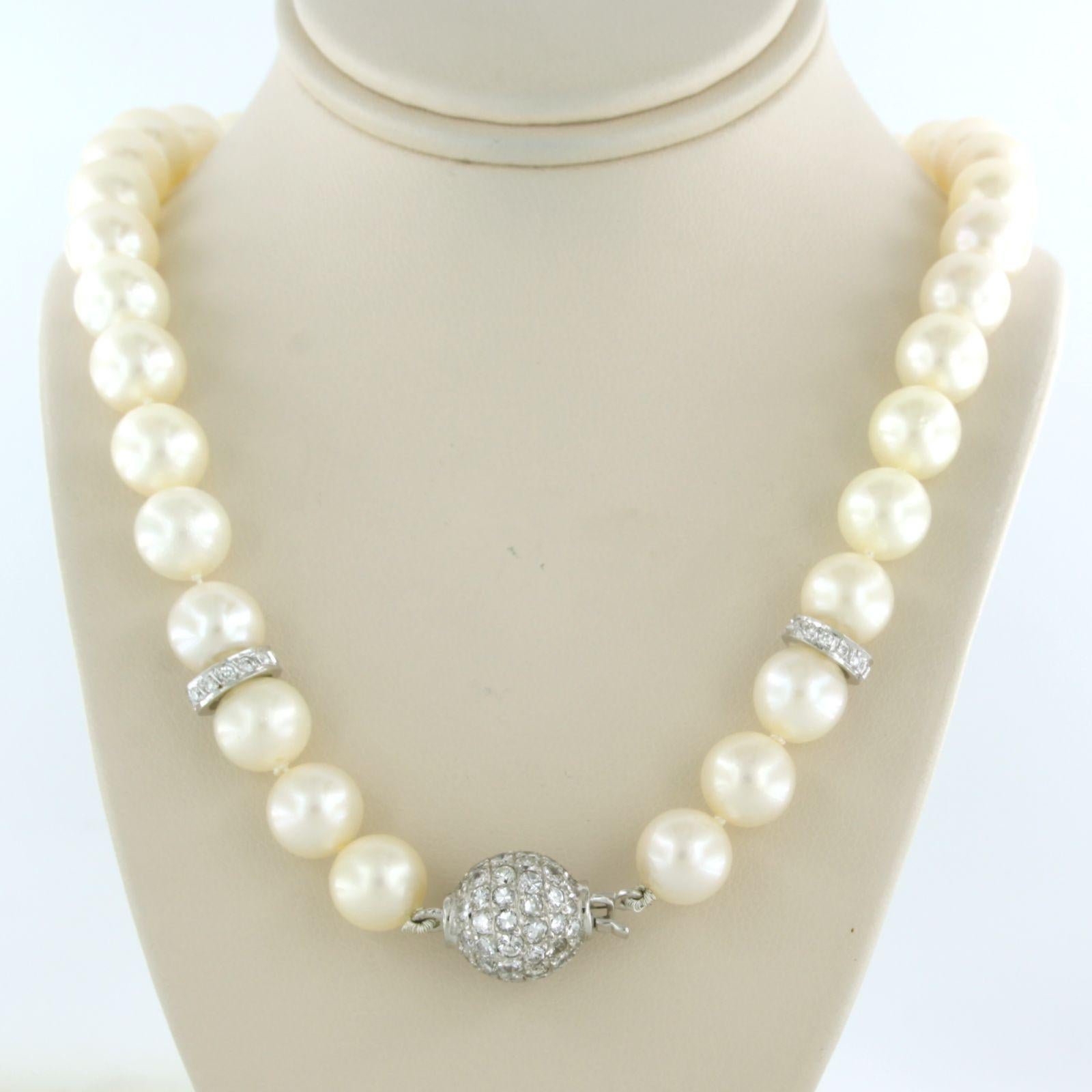 Pearl necklace with 18k white gold lock set with brilliant cut diamond 2,20 carat F/G VS/SI - length 45 cm

detailed description:

the length of the necklace is 45 cm long

the size of the lock is 1.7 cm long by 1.1 cm wide

Total weight 46.8